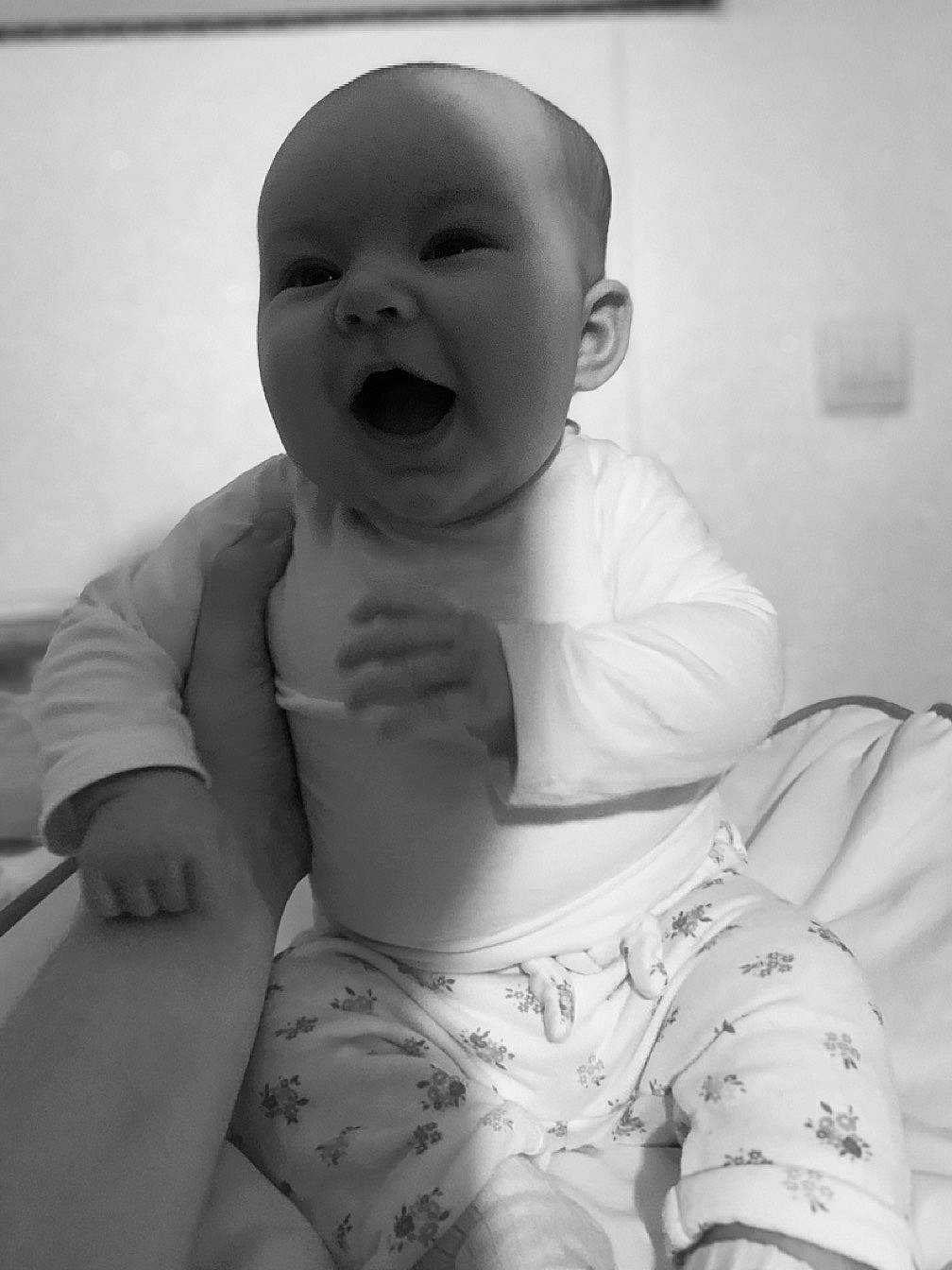 Jade participe au concours pour gagner de l'argent avec cette photo : baby, baby_toddler_clothing, black_and_white, cheek, comfort, facial_expression, finger, gesture, happy, iris, mouth, neck, nose, person, skin, sleeve, smile, stomach, style, toddler