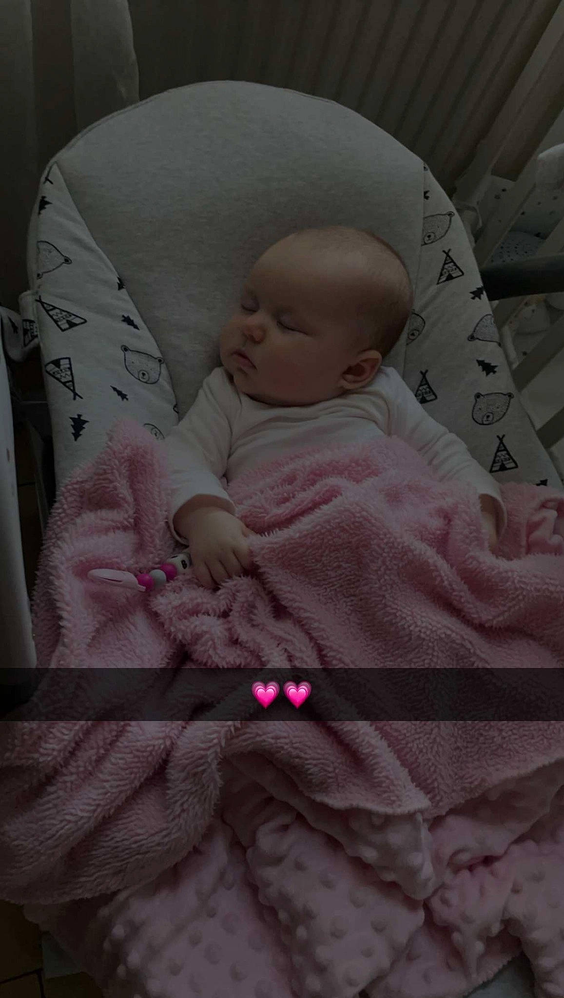 Jade a rejoint le concours — aidez-le/la à gagner de superbes lots ! baby, baby_products, baby_safety, baby_sleeping, baby_toddler_clothing, bedtime, cheek, child, comfort, human_body, infant_bed, linens, magenta, nap, person, pink, room, skin, sleeve, textile