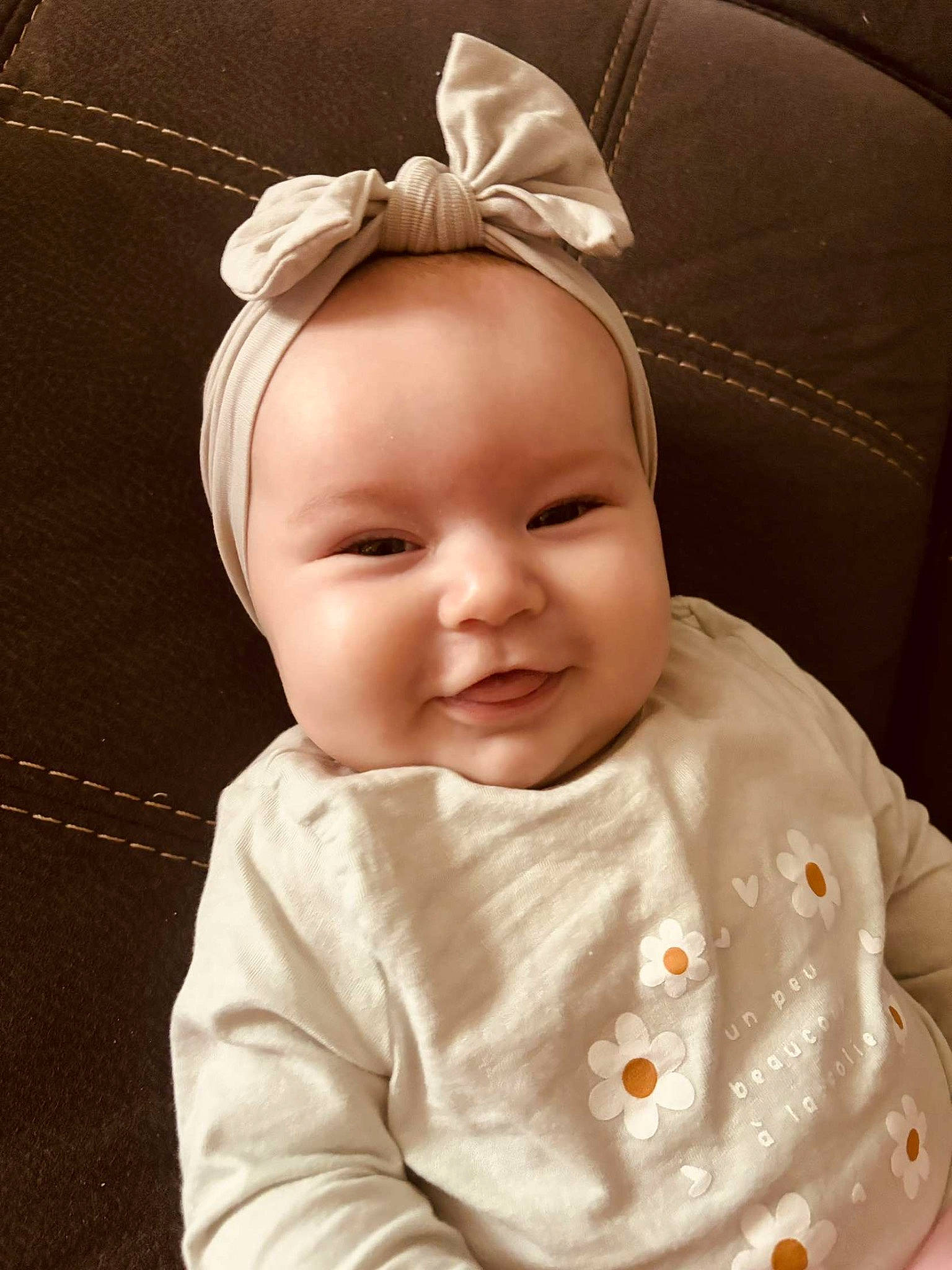 Jade a rejoint le concours — aidez-le/la à gagner de superbes lots ! baby, baby_toddler_clothing, cheek, collar, comfort, ear, eyelash, face, fashion_accessory, happy, head, headband, iris, joy, lip, person, skin, sleeve, smile, textile