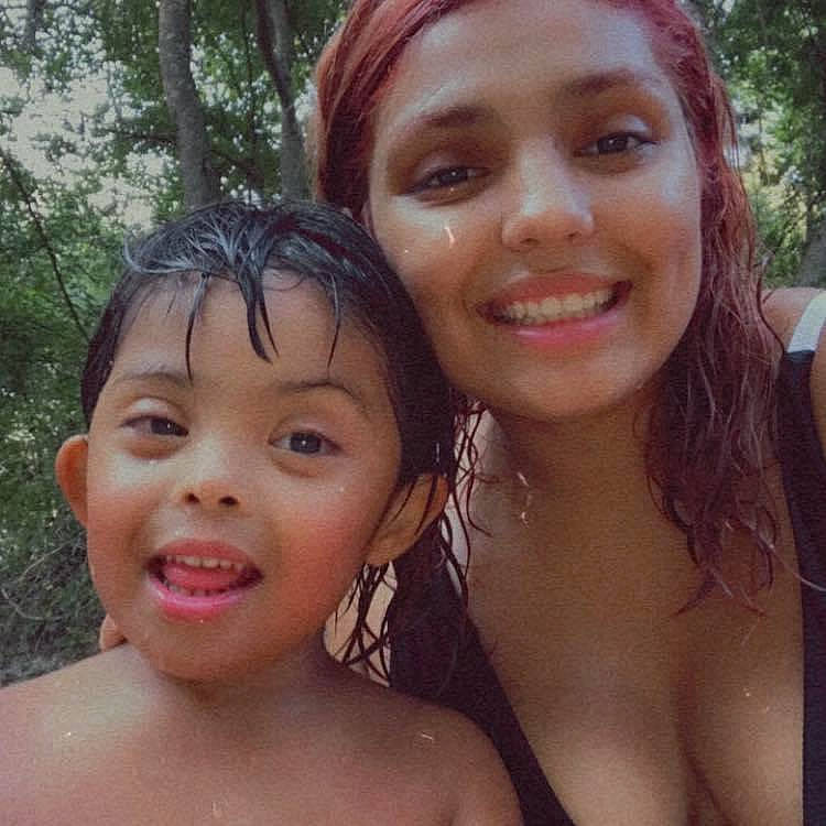 Enrique is registered to the contest to win money with this photo: bathing, beauty, child, eyebrow, face, facial_expression, friendship, fun, hair, happy, head, joy, lip, nose, people, person, photography, selfie, skin, smile