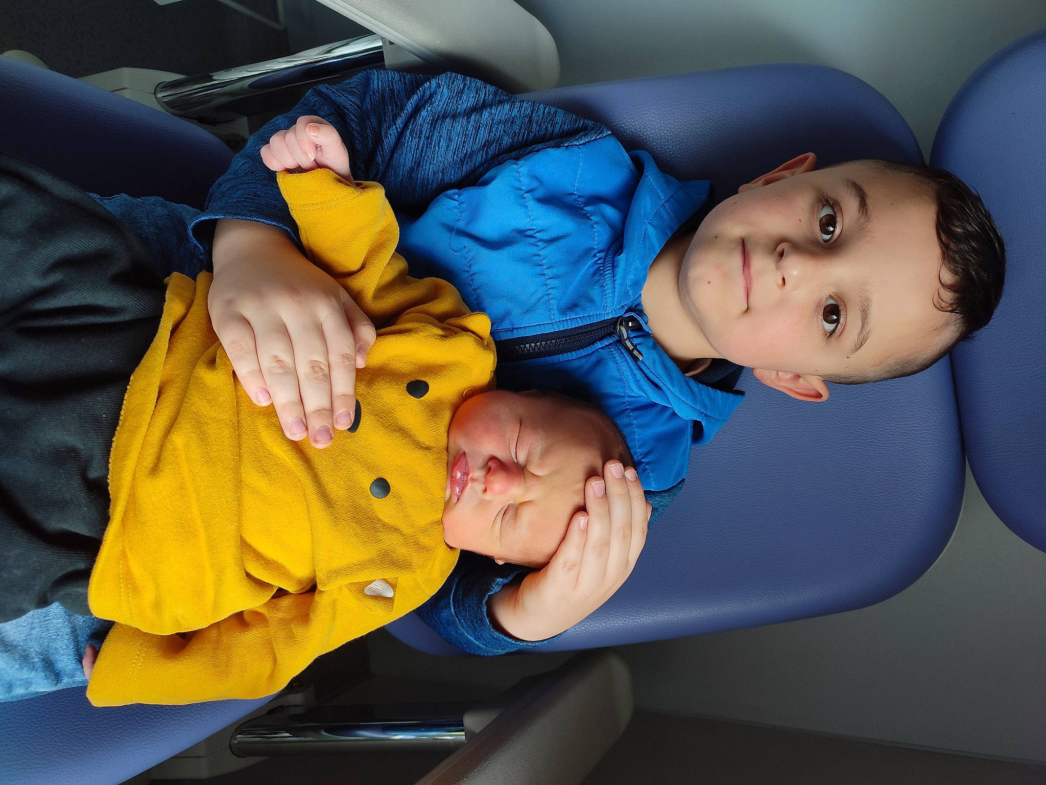 Rafael participe au concours pour gagner de l'argent avec cette photo : baby, baby_products, baby_toddler_clothing, car_seat, child, comfort, electric_blue, event, finger, flash_photography, fun, gesture, happy, lap, leisure, person, sitting, smile, thumb, toddler