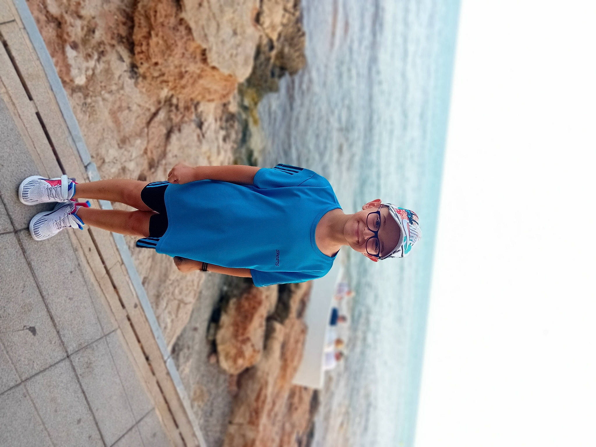 Juan a rejoint le concours — aidez-le/la à gagner de superbes lots ! adventure, azure, calf, denim, elbow, electric_blue, fun, hat, headwear, human_leg, joy, landscape, leisure, outdoor_shoe, person, recreation, shorts, sky, t_shirt, thigh