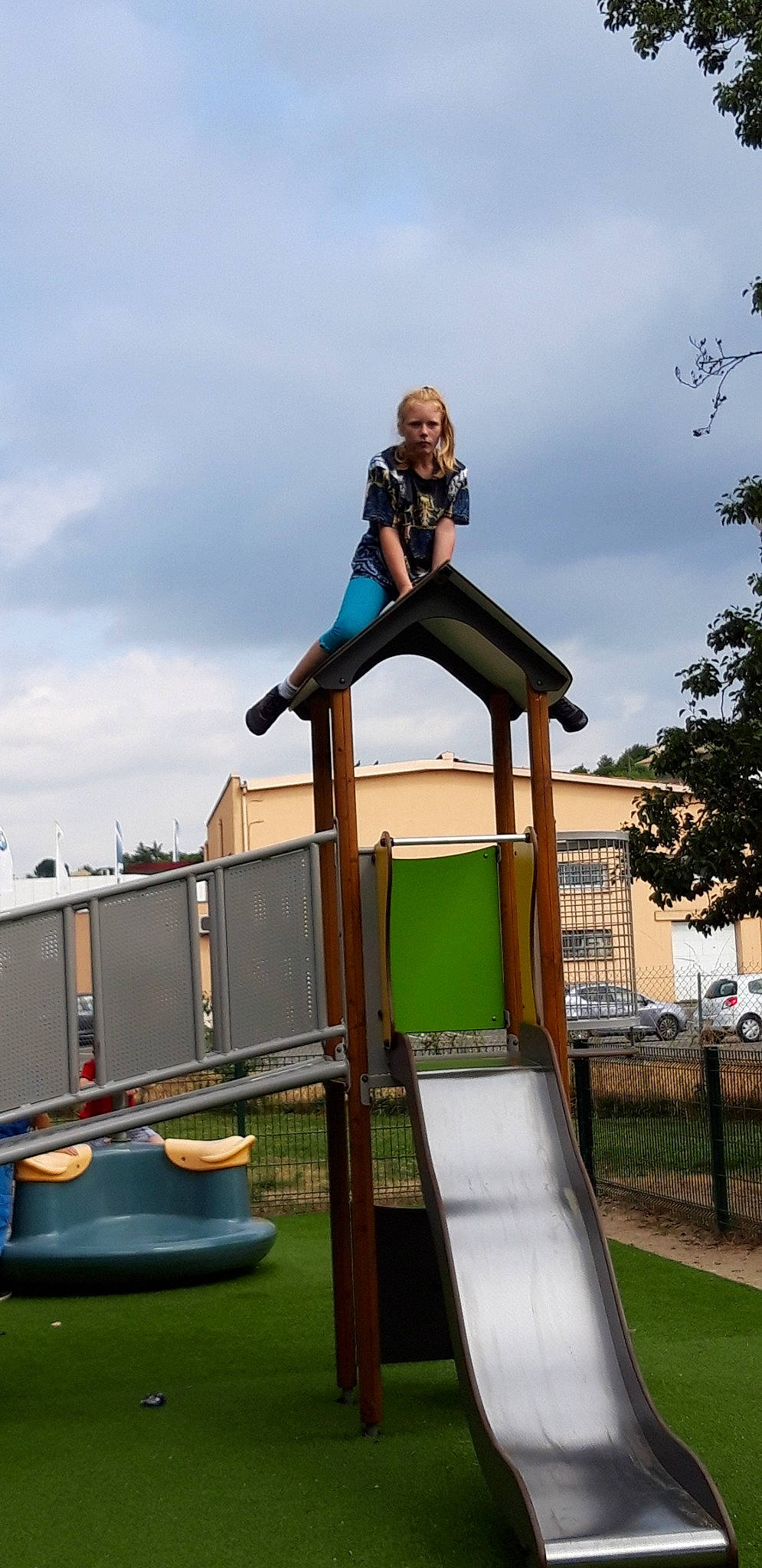 Clémence participe au concours pour gagner de l'argent avec cette photo : city, fun, leisure, outdoor_play_equipment, person, play, playground, playground_slide, public_space, recreation, tree