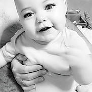 Manon participe au concours pour gagner de l'argent avec cette photo : baby, black_and_white, child, closeup, cute, expression, eyelashes, face, hand, happy, holding, human, indoor, infant, onesie, person, portrait, skin, smiling, tattoo