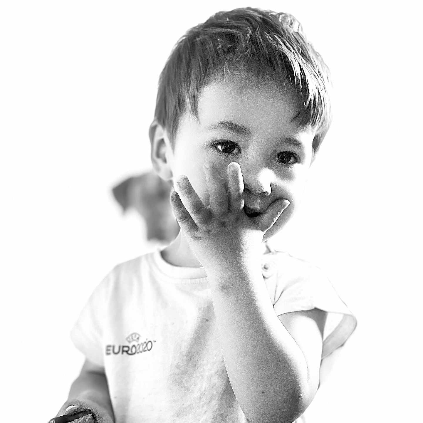 Liam participe au concours pour gagner de l'argent avec cette photo : black_and_white, boy, casual, child, closeup, cookie, cute, euro2020, expression, face, food, hand, indoor, person, portrait, short_sleeve, smiling, snack, tshirt, young