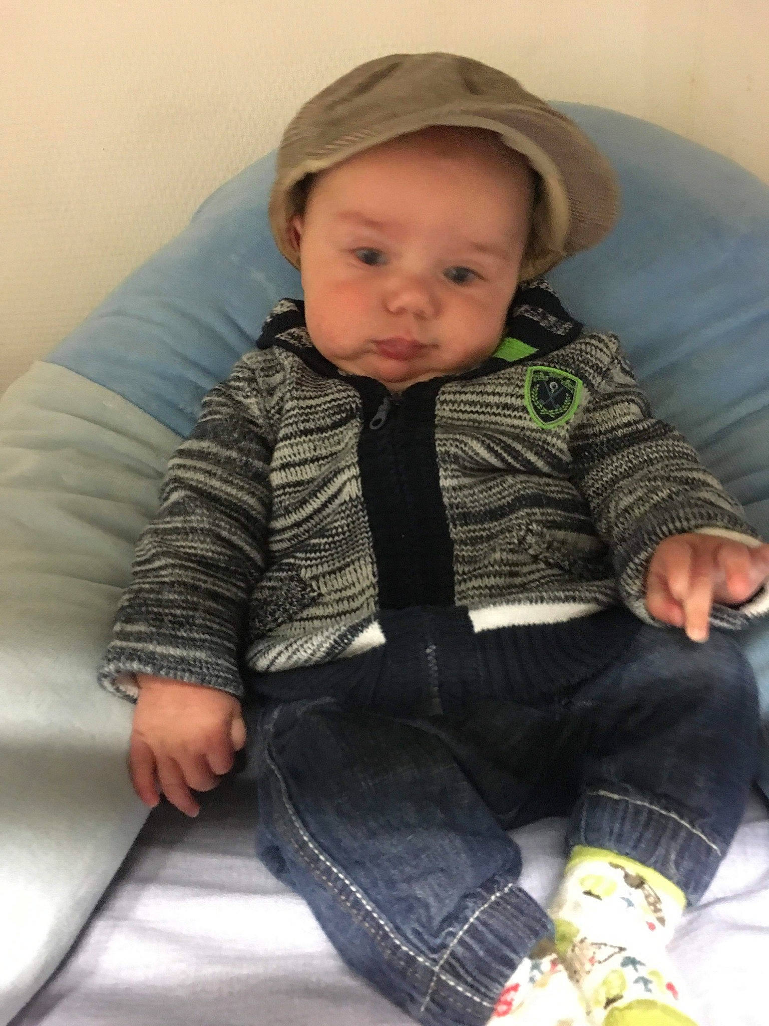 Thiago a rejoint le concours — aidez-le/la à gagner de superbes lots ! baby, cheek, child, person, sitting, skin, toddler