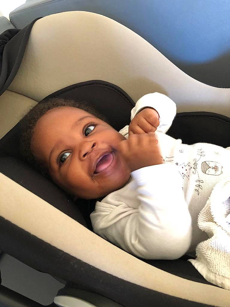 Thalya participe au concours pour gagner de l'argent avec cette photo : automotive_design, automotive_exterior, baby, car_seat, child, comfort, flash_photography, fun, gesture, happy, headgear, luxury_vehicle, mouth, nose, person, sitting, skin, smile, toddler, vehicle_door