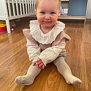Louise participe au concours pour gagner de l'argent avec cette photo : baby, books, bookshelf, child, clothing, crib, cute, face, floor, furniture, hands, home, indoor, long_sleeves, person, sitting, smile, socks, toddler, wooden_floor