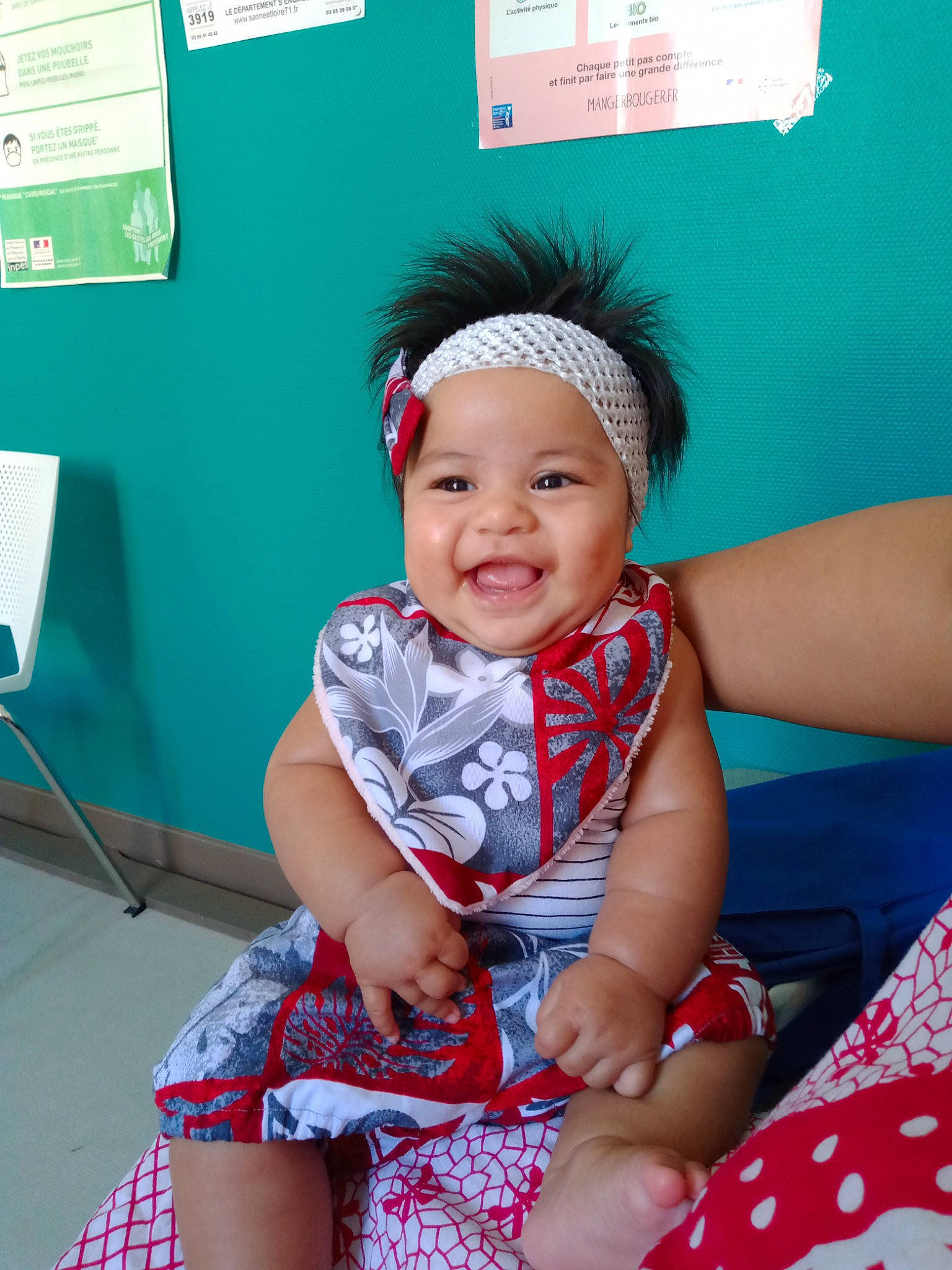 Mâcon a rejoint le concours — aidez-le/la à gagner de superbes lots ! baby, child, happy, head, headwear, joy, person, sitting, skin, smile, toddler, vacation