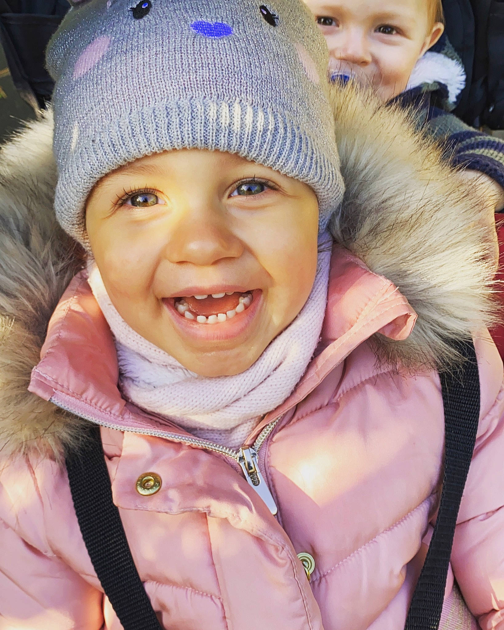 Aïna a rejoint le concours — aidez-le/la à gagner de superbes lots ! cap, cool, eye, face, facial_expression, gesture, happy, head, headwear, human, jacket, joy, organ, outerwear, person, photograph, pink, product, skin, smile