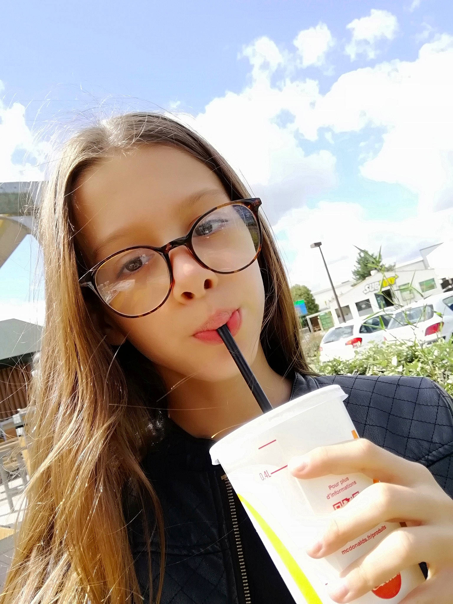 Luna participe au concours pour gagner de l'argent avec cette photo : beauty, black_hair, eyewear, glasses, lip, long_hair, nose, person, smile, vision_care