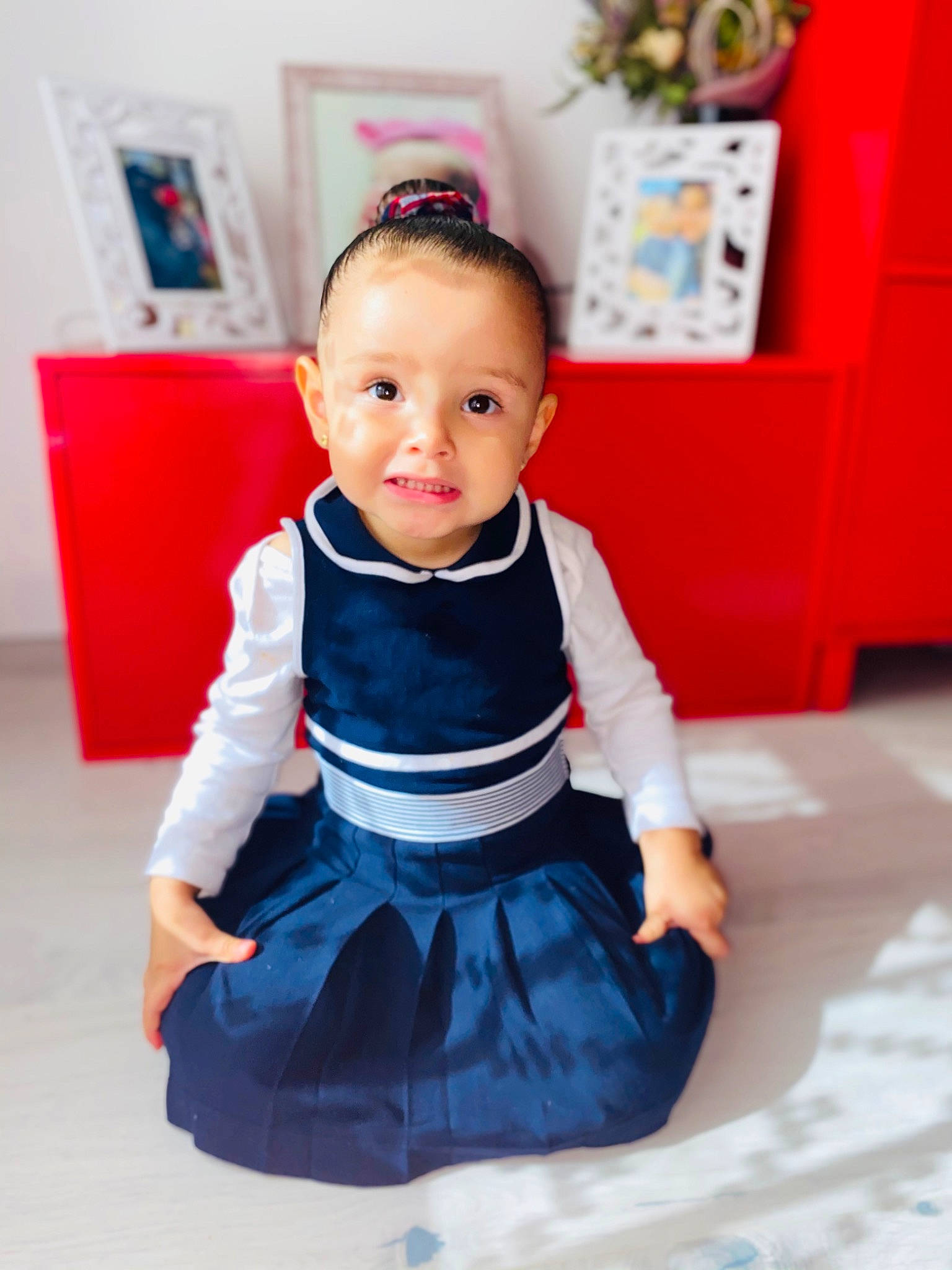 Naïla a rejoint le concours — aidez-le/la à gagner de superbes lots ! baby, blue, cheek, child, child_model, clothing, dress, fashion, formal_wear, head, person, pink, room, sitting, skin, sleeve, toddler
