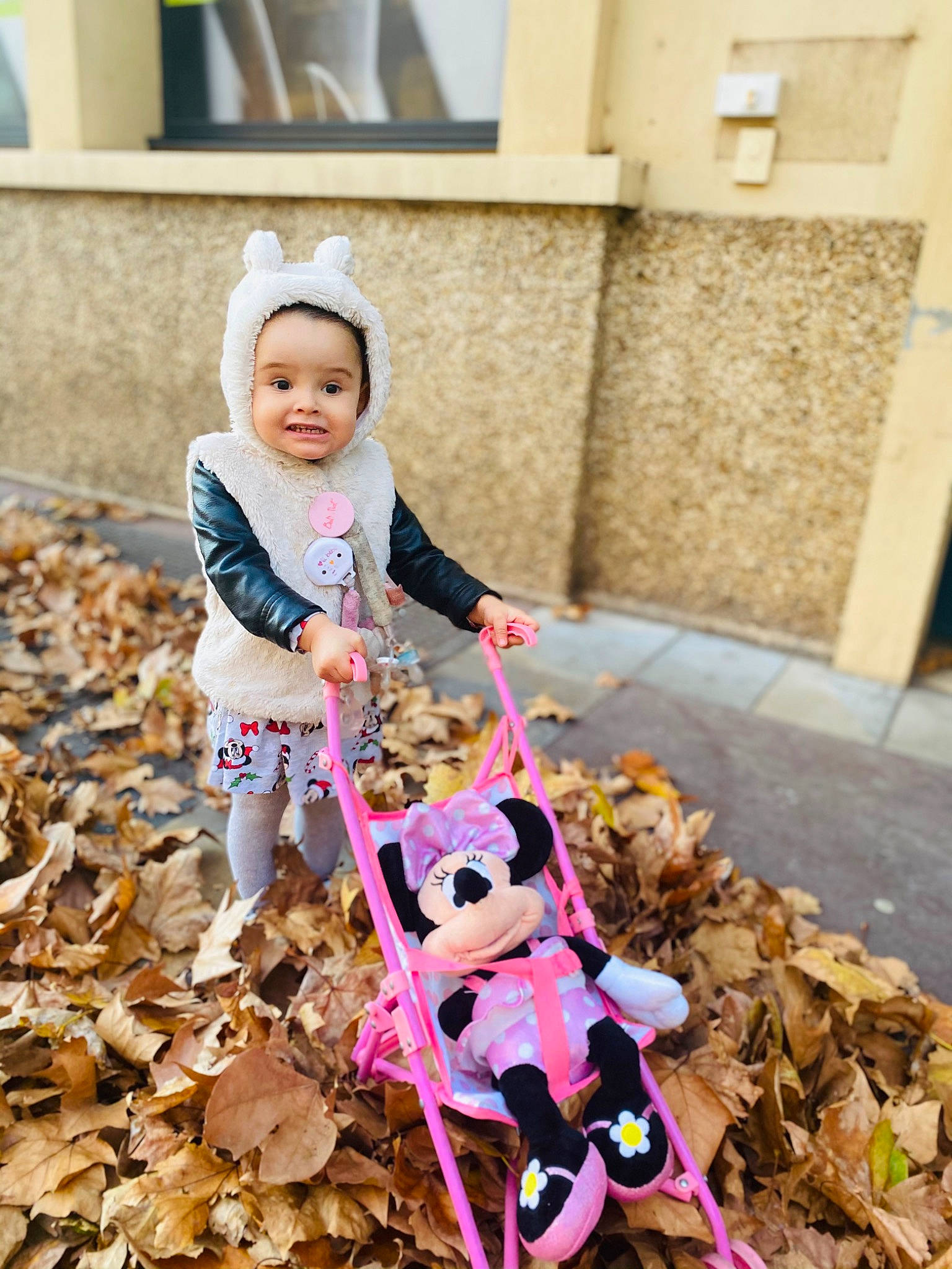 Naïla participe au concours pour gagner de l'argent avec cette photo : autumn, child, fun, leaf, people, person, pink, plant, play, smile, toddler, vehicle