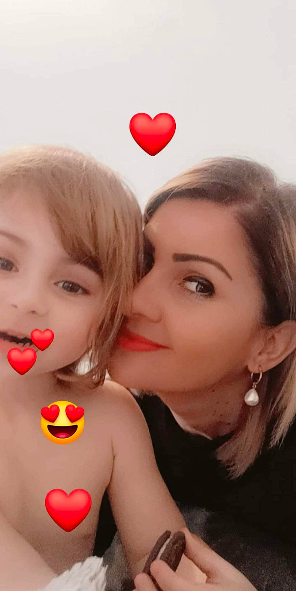 Myla a rejoint le concours — aidez-le/la à gagner de superbes lots ! beauty, cheek, chest, close_up, event, eyelash, facial_expression, fun, gesture, happy, jewellery, joy, lip, lipstick, mouth, nose, organ, people_in_nature, person, red