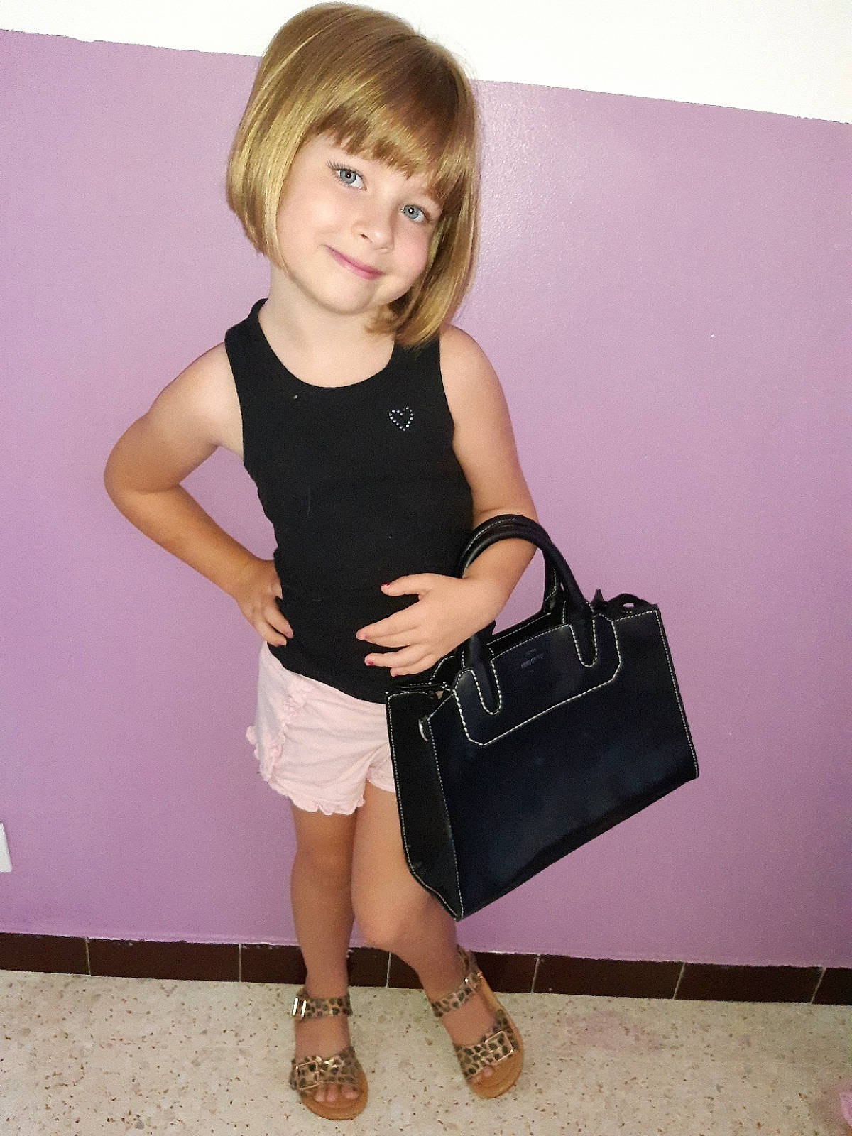Lindsay a rejoint le concours — aidez-le/la à gagner de superbes lots ! bag, blond, child_model, clothing, dress, fashion_accessory, footwear, handbag, human_leg, joint, joy, leg, person, satchel, shoe, shoulder