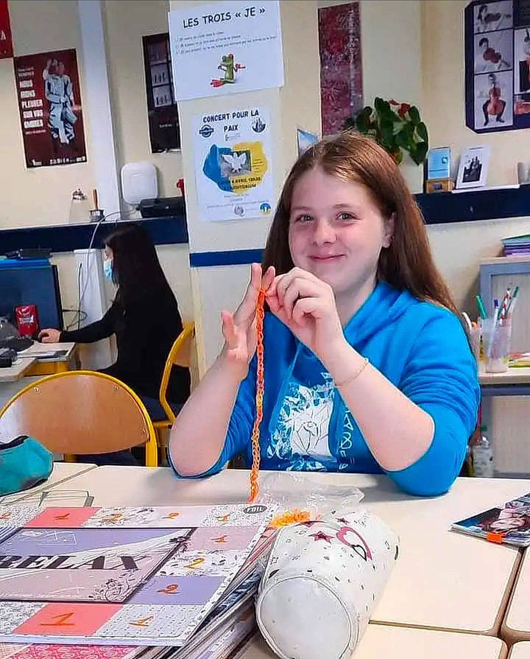 Léanna participe au concours pour gagner de l'argent avec cette photo : carmine, chair, child, desk, education, electronic_device, employment, engineering, event, eyewear, fashion_design, fun, job, joy, learning, pen, person, room, smile, t_shirt