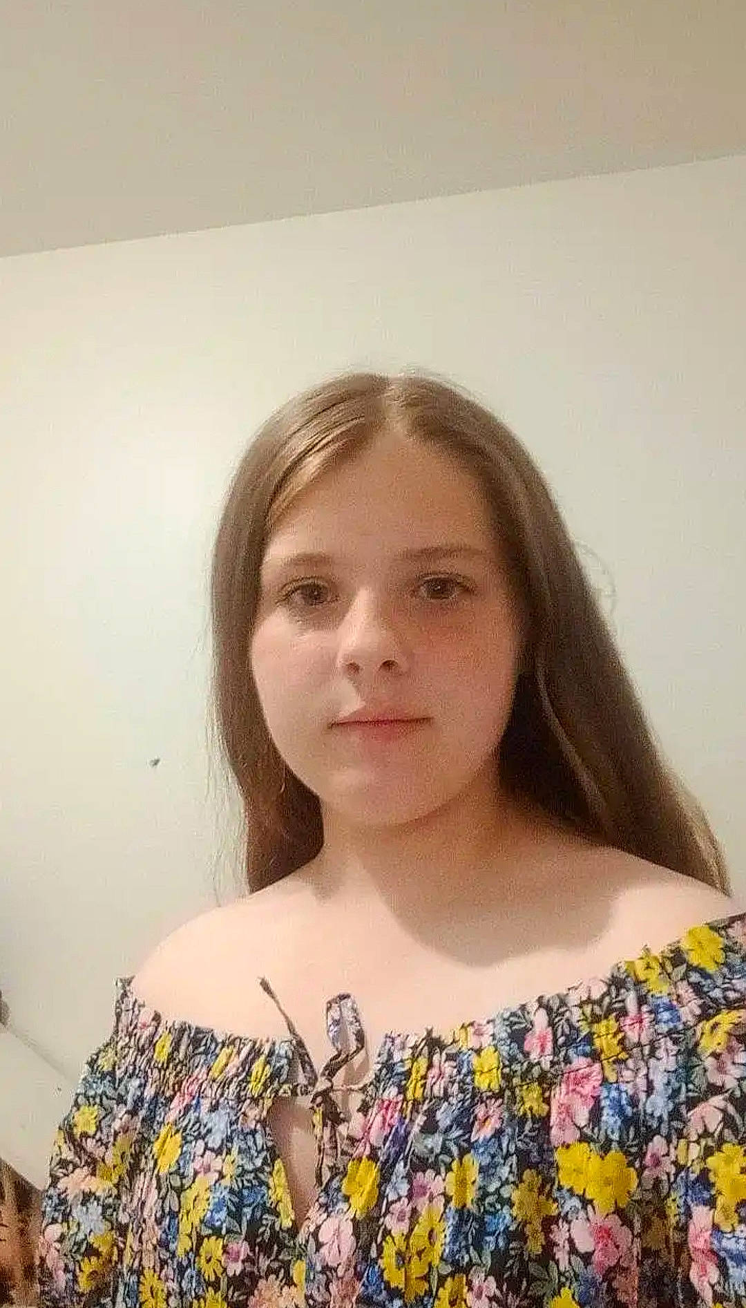 Léanna a rejoint le concours — aidez-le/la à gagner de superbes lots ! brown_hair, child, day_dress, dress, event, eyebrow, eyelash, face, floral_design, grass, hair, happy, iris, jewellery, lip, long_hair, necklace, pattern, person, plant