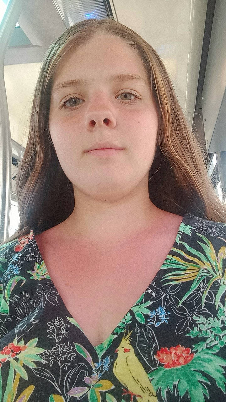 Léanna a rejoint le concours — aidez-le/la à gagner de superbes lots ! blond, brown_hair, chin, cool, eyebrow, eyelash, forehead, happy, iris, jaw, lip, long_hair, neck, nose, person, shoulder, skin, sleeve, smile, summer