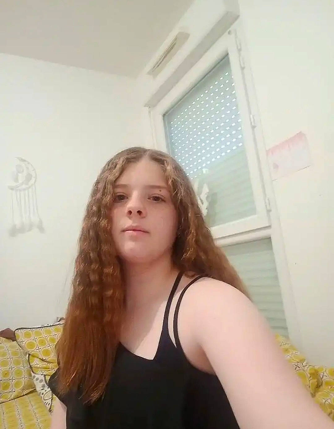 Léanna a rejoint le concours — aidez-le/la à gagner de superbes lots ! active_tank, camisoles, chest, elbow, eyebrow, fun, joint, layered_hair, long_hair, neck, person, shoulder, sleeveless_shirt, standing, thigh, trunk, undershirt, vest, waist, window