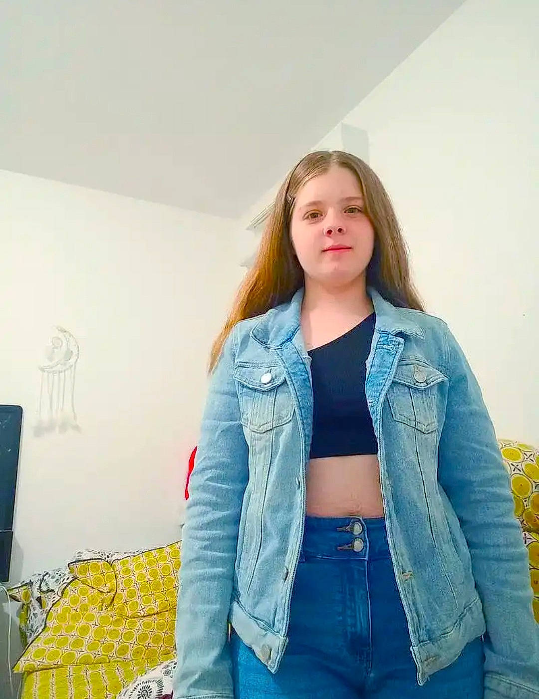 Léanna participe au concours pour gagner de l'argent avec cette photo : blazer, brown_hair, button, collar, denim, electric_blue, fashion_accessory, fashion_design, fur, jewellery, long_hair, magenta, neck, pattern, peach, person, pocket, shoulder, sleeve, t_shirt