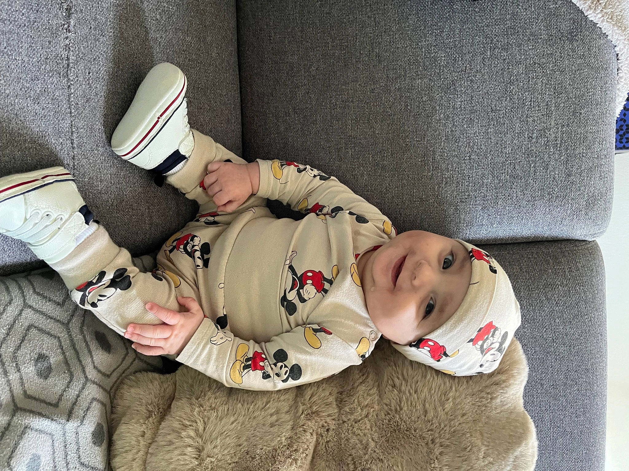 Noham participe au concours pour gagner de l'argent avec cette photo : baby, baby_sleeping, baby_toddler_clothing, beanie, cap, carmine, child, collar, comfort, fur, gesture, happy, headwear, joy, linens, nap, pattern, person, room, sitting