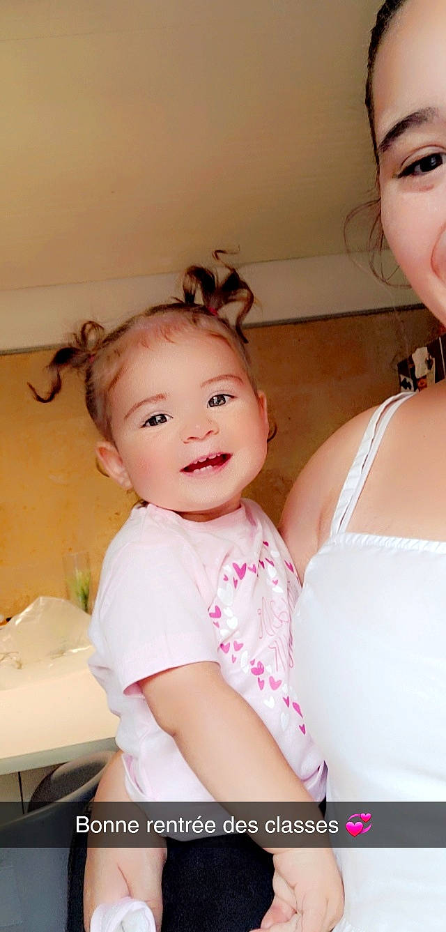 Ylïana a rejoint le concours — aidez-le/la à gagner de superbes lots ! arm, cheek, chin, dress, ear, eye, eyebrow, eyelash, face, gesture, happy, human, iris, joy, lip, mouth, neck, nose, person, shoulder