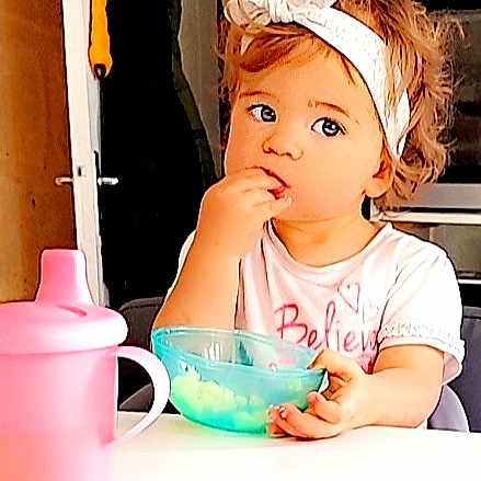 Ylïana a rejoint le concours — aidez-le/la à gagner de superbes lots ! baby, baby_toddler_clothing, child, cup, dishware, drink, drinkware, eyelash, face, fashion_accessory, fun, happy, pink, plastic, play, serveware, sweetness, tableware, toddler