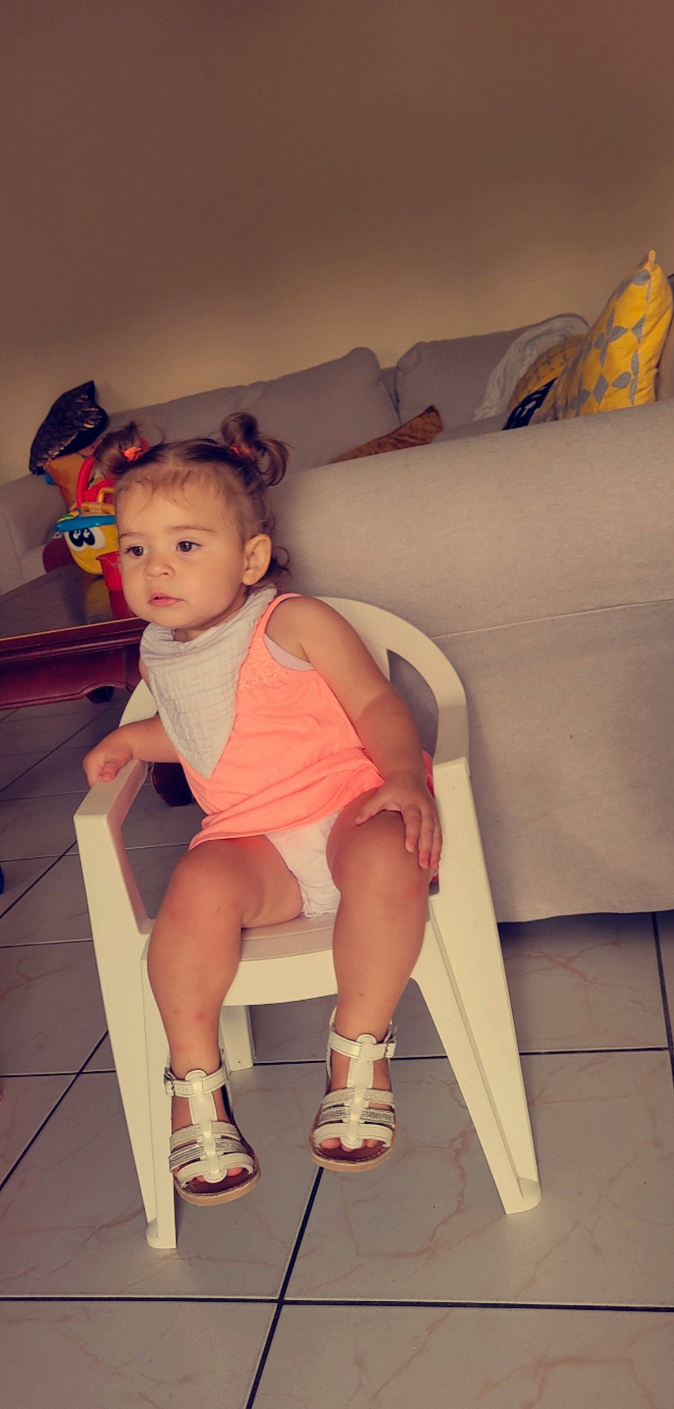 Ylïana participe au concours pour gagner de l'argent avec cette photo : chair, comfort, fashion_design, flooring, foot, fun, happy, human_leg, knee, lap, leg, leisure, person, sandal, shoe, shorts, shoulder, sneakers, sock, thigh