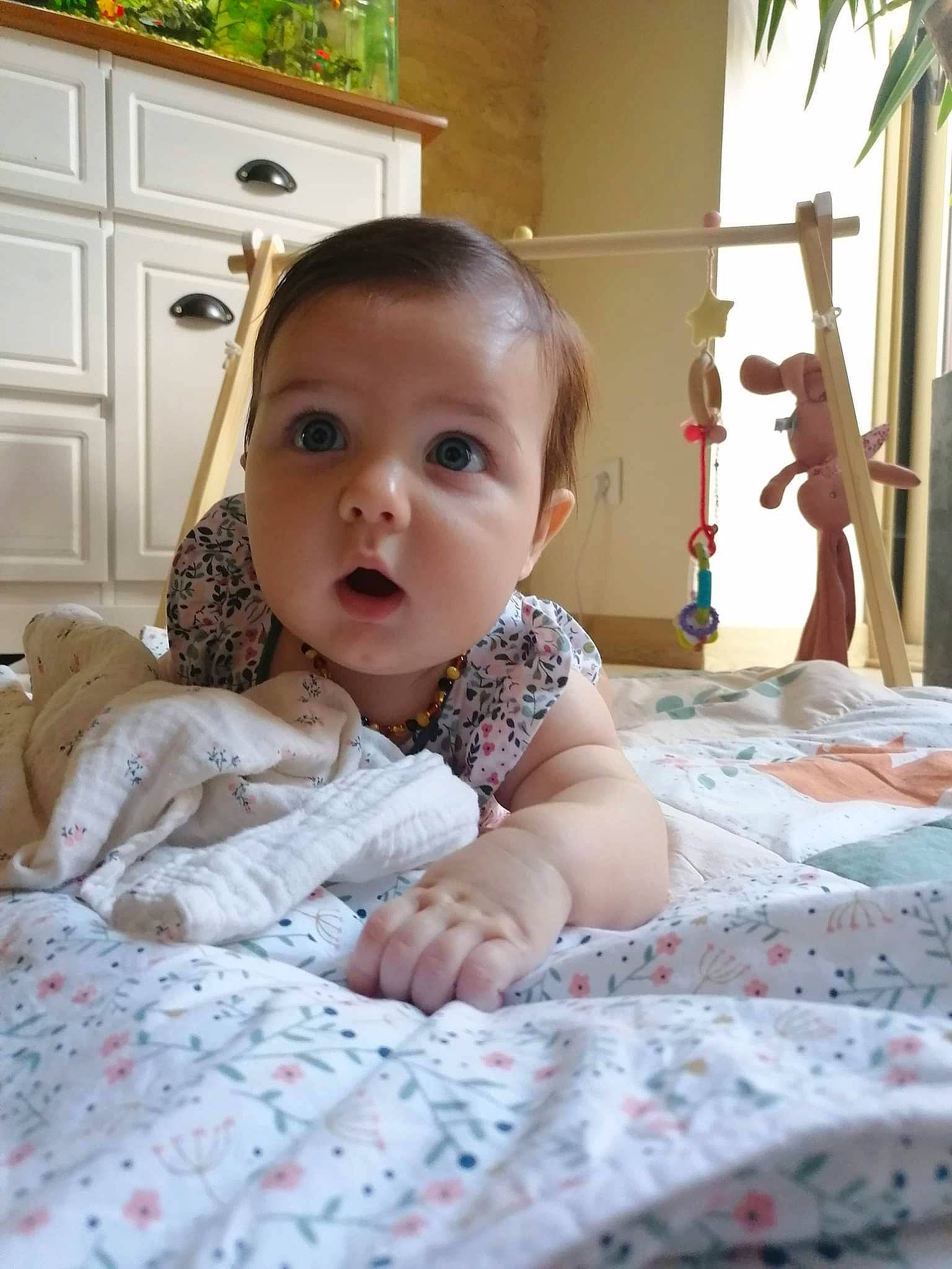 Clémence participe au concours pour gagner de l'argent avec cette photo : baby, baby_toddler_clothing, bed, cabinetry, cheek, child, comfort, eye, face, floor, flooring, fun, happy, head, nose, person, skin, smile, surprise, textile