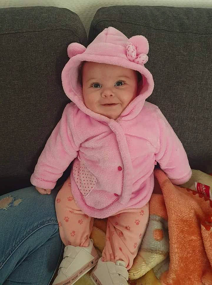 Lyana participe au concours pour gagner de l'argent avec cette photo : baby, baby_toddler_clothing, child, hat, headgear, headwear, outerwear, person, pink, toddler