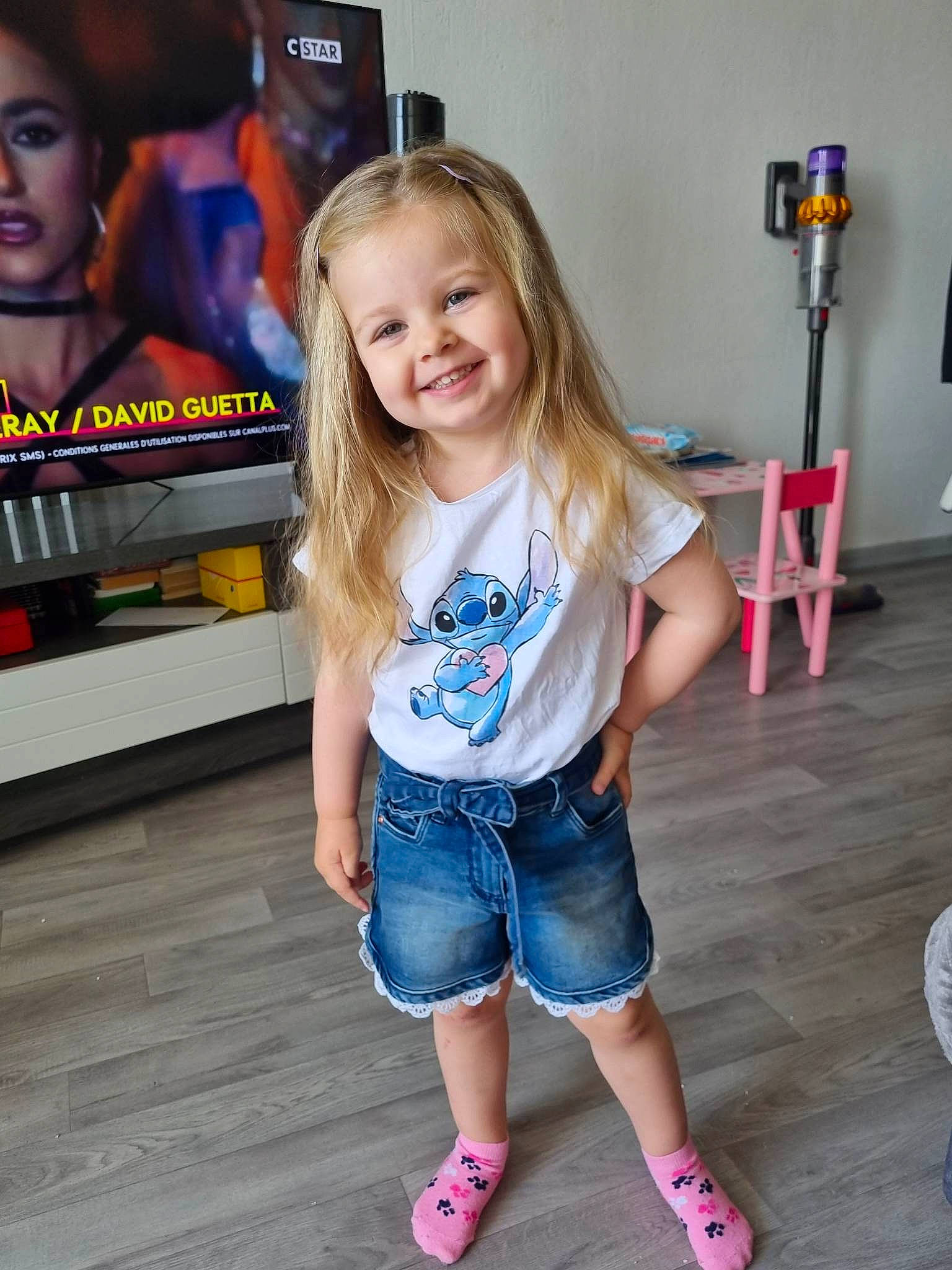 Lyana participe au concours pour gagner de l'argent avec cette photo : cool, denim, flooring, hair, happy, head, human_body, jeans, joint, joy, leg, leisure, organ, person, shoulder, skin, sleeve, smile, standing, thigh