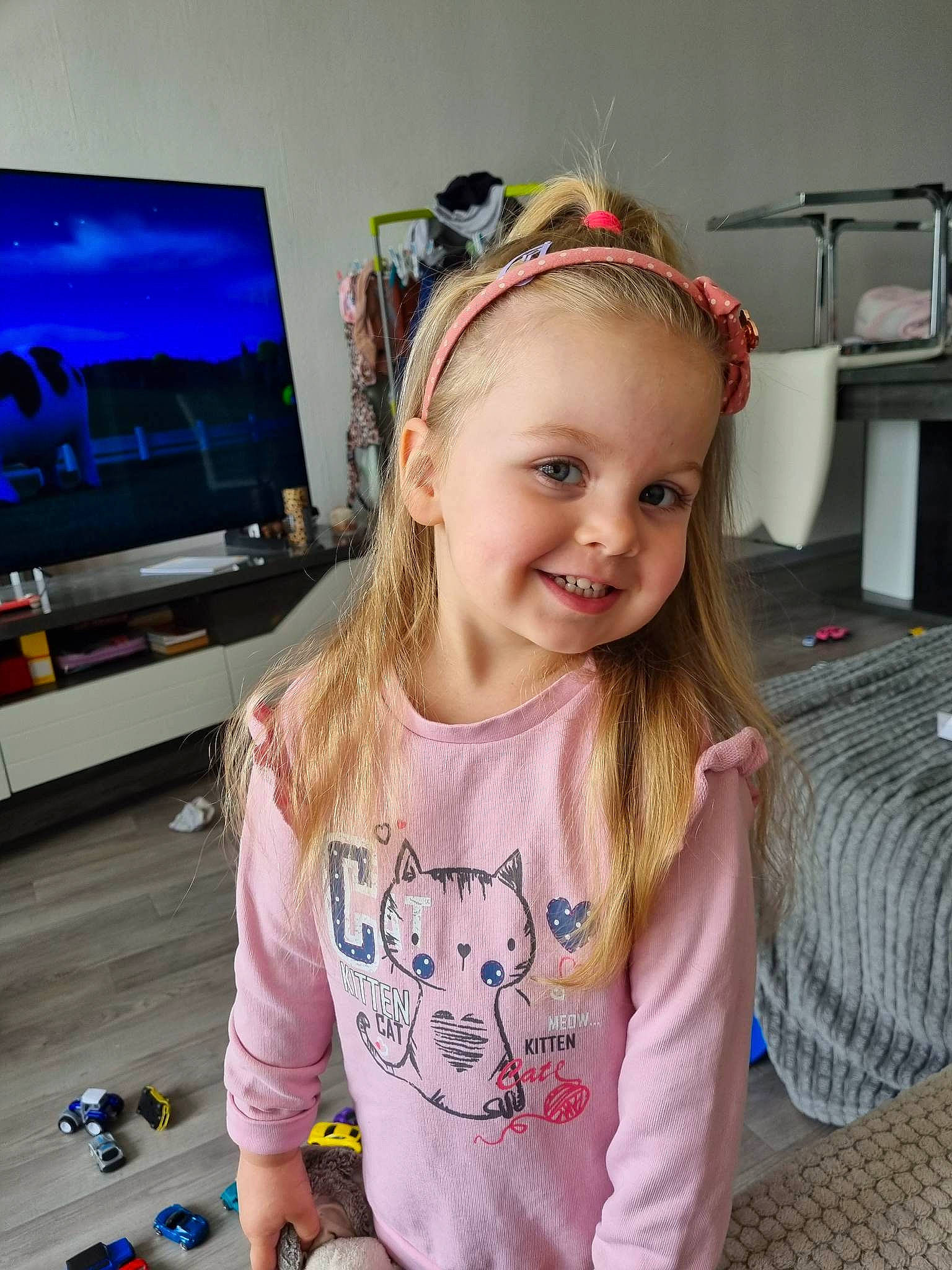Lyana participe au concours pour gagner de l'argent avec cette photo : audio_equipment, baby_toddler_clothing, blond, child, cool, eyewear, flat_panel_display, fun, gadget, happy, headband, iris, joy, led_backlit_lcd_display, long_hair, person, sleeve, smile, t_shirt, television