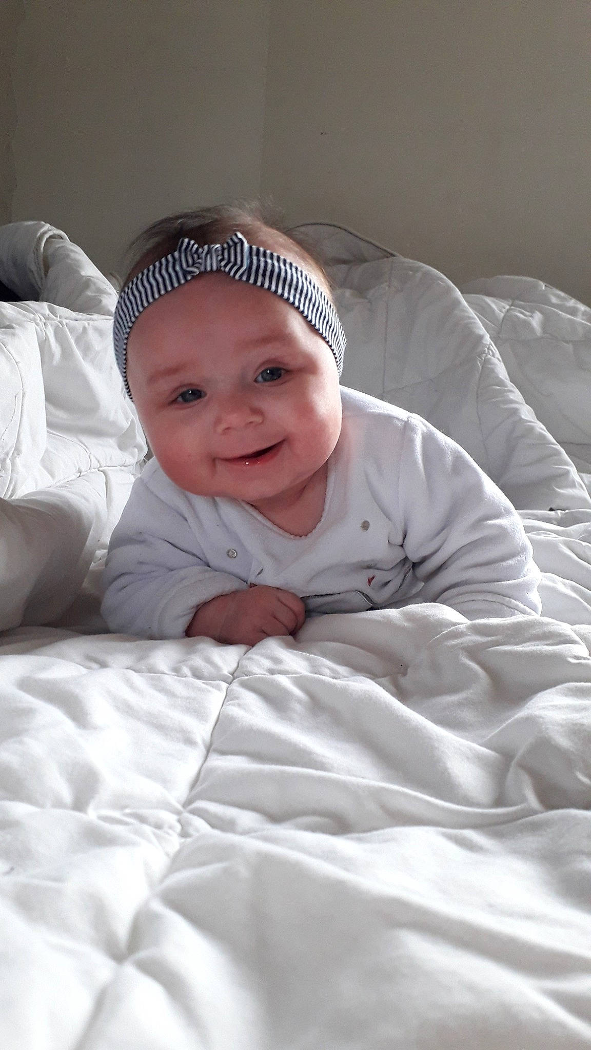 Ylana a rejoint le concours — aidez-le/la à gagner de superbes lots ! bed, child, day, girl, hair_accessory, head, headgear, infant, joy, material, nose, person, product, skin, smile, textile, white