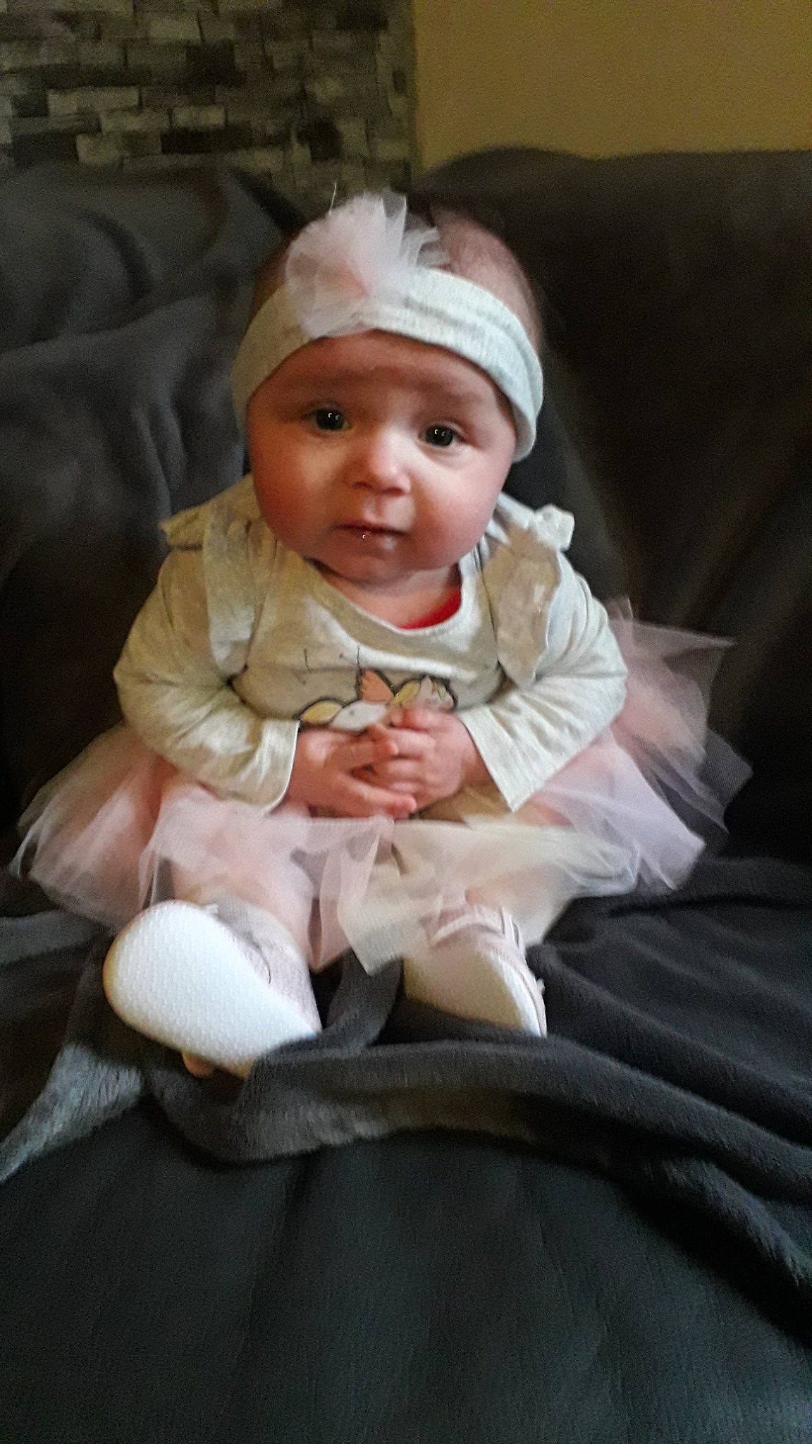 Ylana participe au concours pour gagner de l'argent avec cette photo : child, girl, hair_accessory, head, headgear, headwear, infant, person, product, sitting, skin, smile, toddler