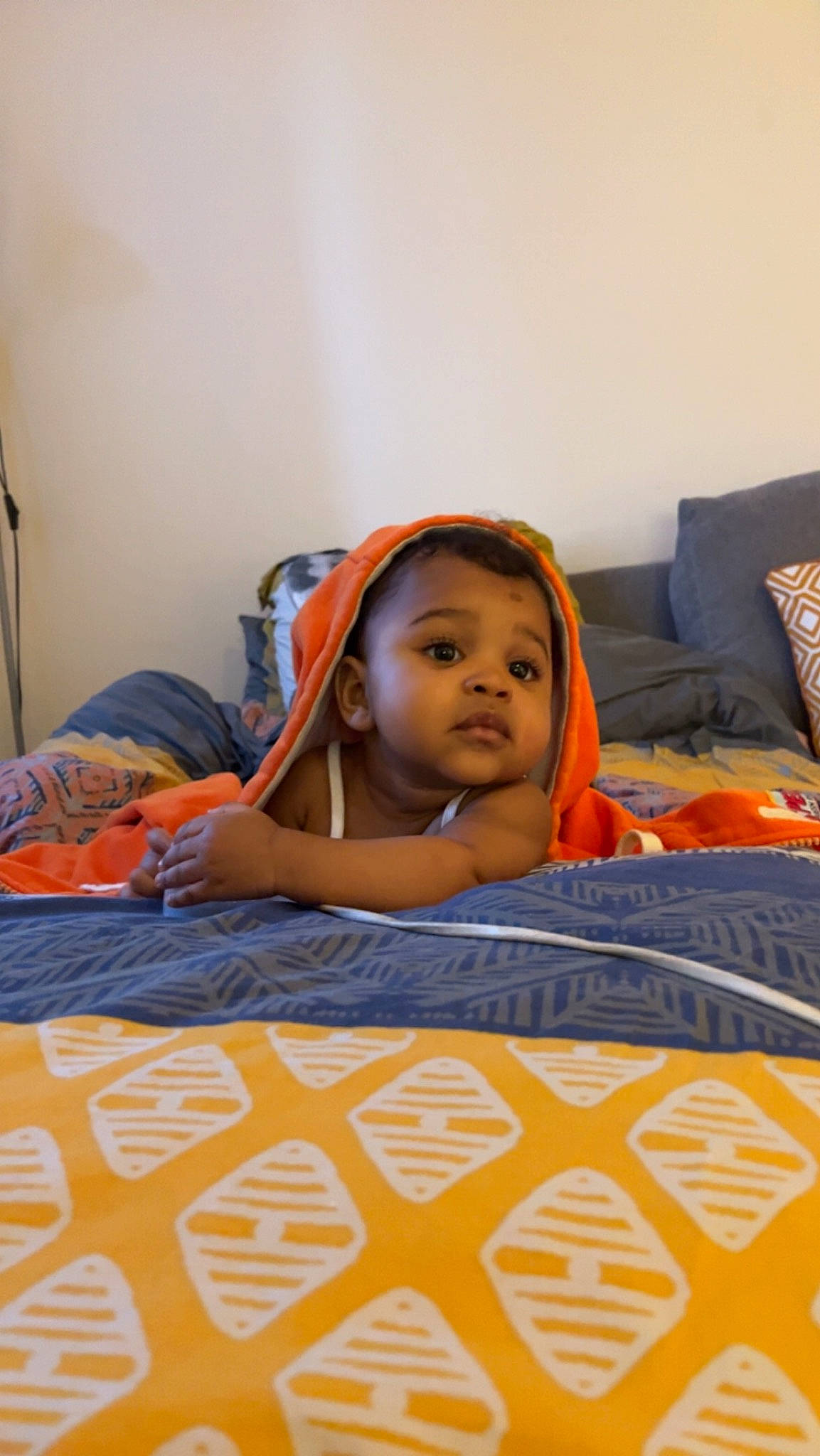 Soraya participe au concours pour gagner de l'argent avec cette photo : audio_equipment, baby, bed, bed_sheet, bedding, bedtime, child, comfort, cool, flooring, fun, happy, leisure, linens, person, room, sitting, t_shirt, toddler, vacation