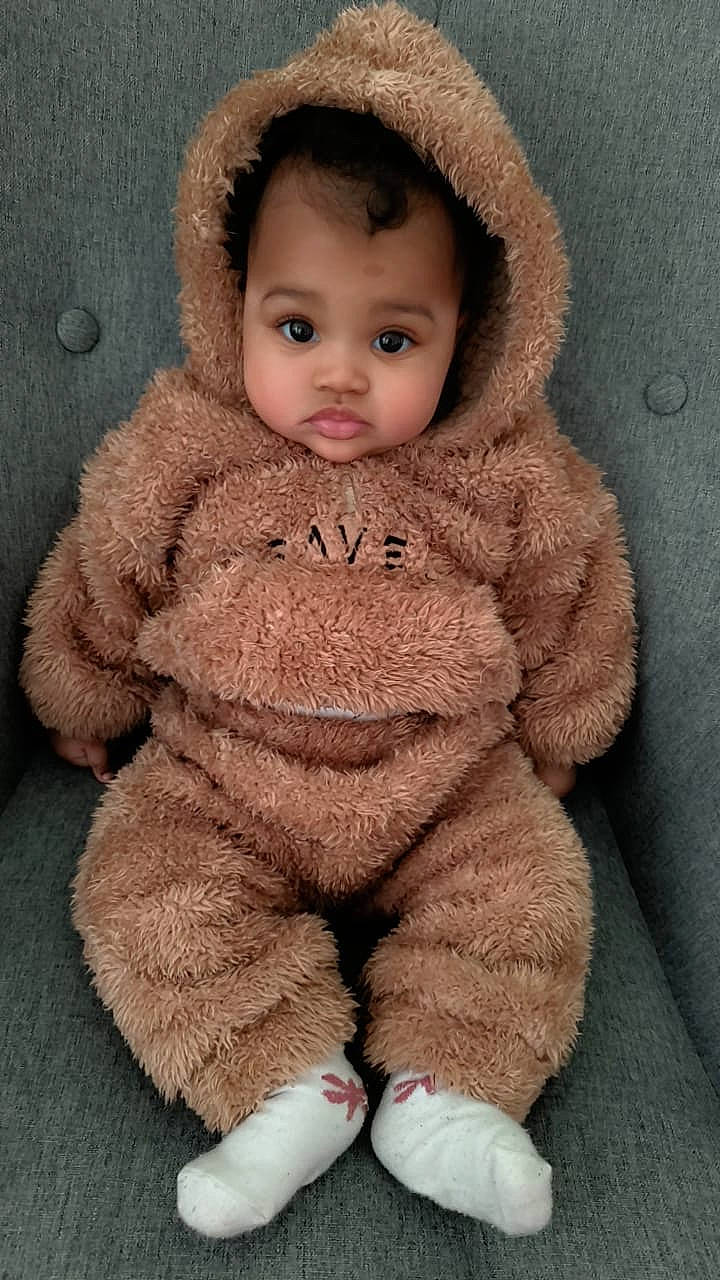 Soraya a rejoint le concours — aidez-le/la à gagner de superbes lots ! baby, baby_toddler_clothing, cheek, child, eye, eyelash, face, fur, happy, head, iris, lip, nose, person, skin, sleeve, textile, toddler, wood, wool