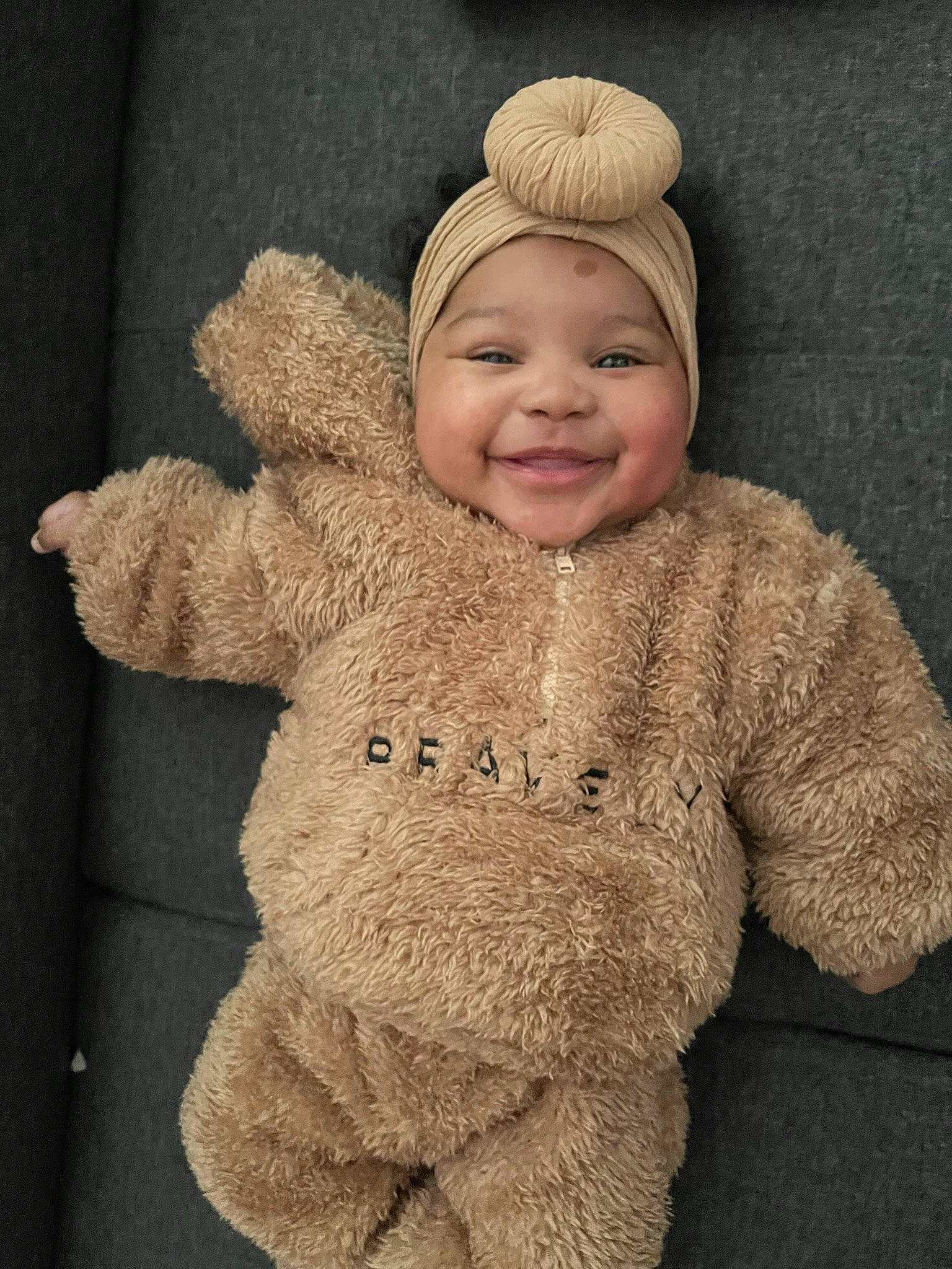 Soraya a rejoint le concours — aidez-le/la à gagner de superbes lots ! baby, baby_toddler_clothing, cap, cheek, clothing, collar, eye, face, happy, head, headgear, headwear, human_body, jacket, joy, outerwear, person, skin, sleeve, smile