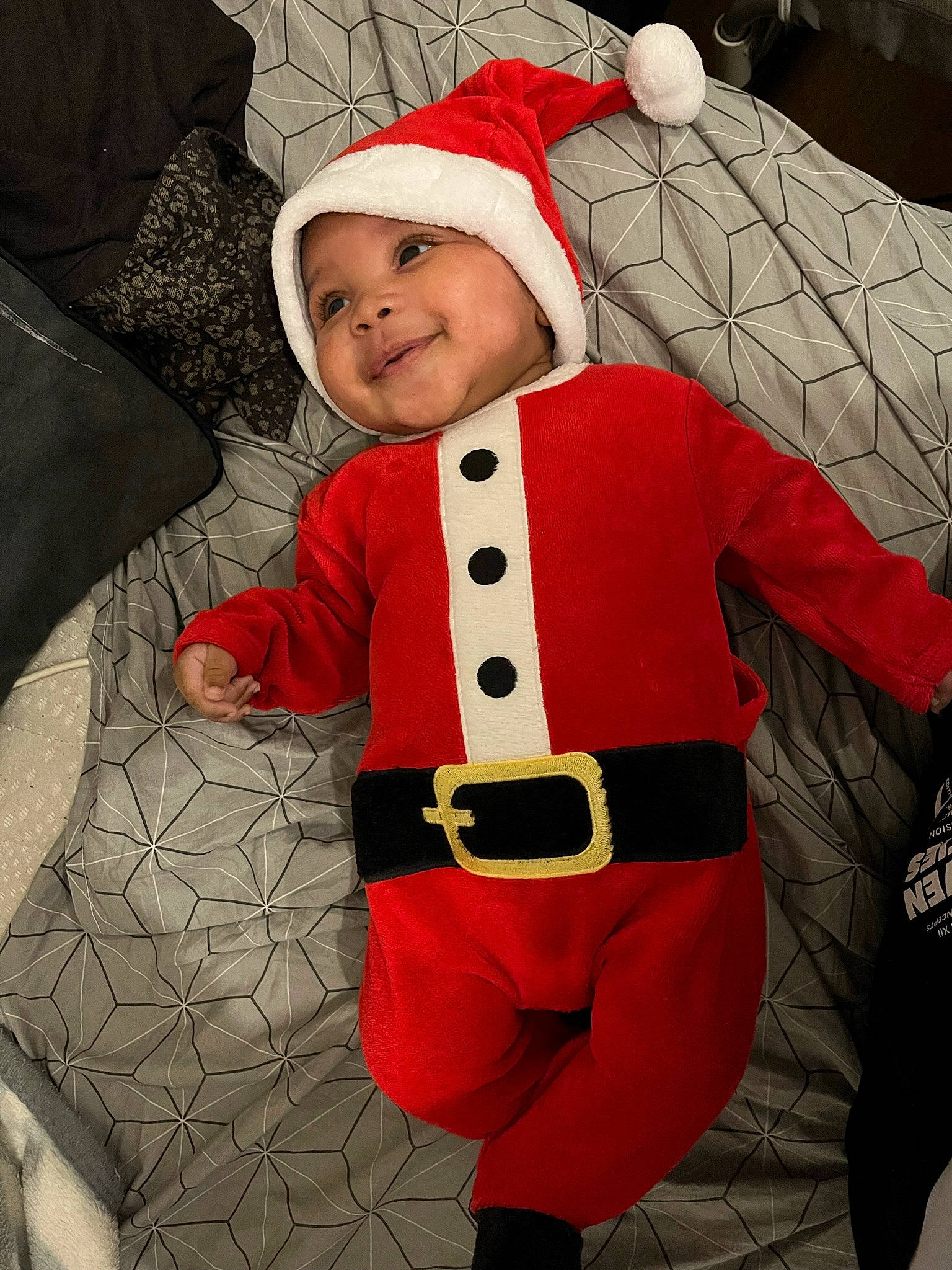 Soraya a rejoint le concours — aidez-le/la à gagner de superbes lots ! baby, baby_toddler_clothing, carmine, child, christmas, costume, costume_hat, event, fictional_character, fur, glove, happy, hat, headgear, headwear, holiday, outerwear, person, santa_claus, sleeve