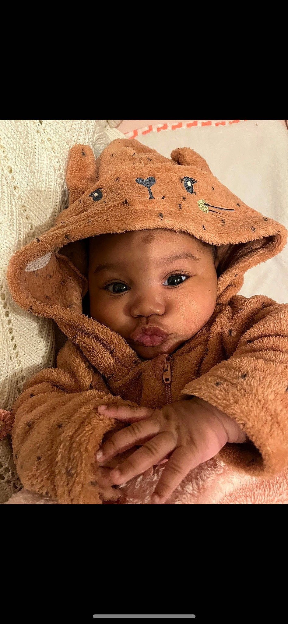 Soraya participe au concours pour gagner de l'argent avec cette photo : baby, cap, cheek, eye, face, fedora, flash_photography, happy, hat, head, headgear, headwear, human_body, iris, lip, nose, outerwear, person, skin, sleeve