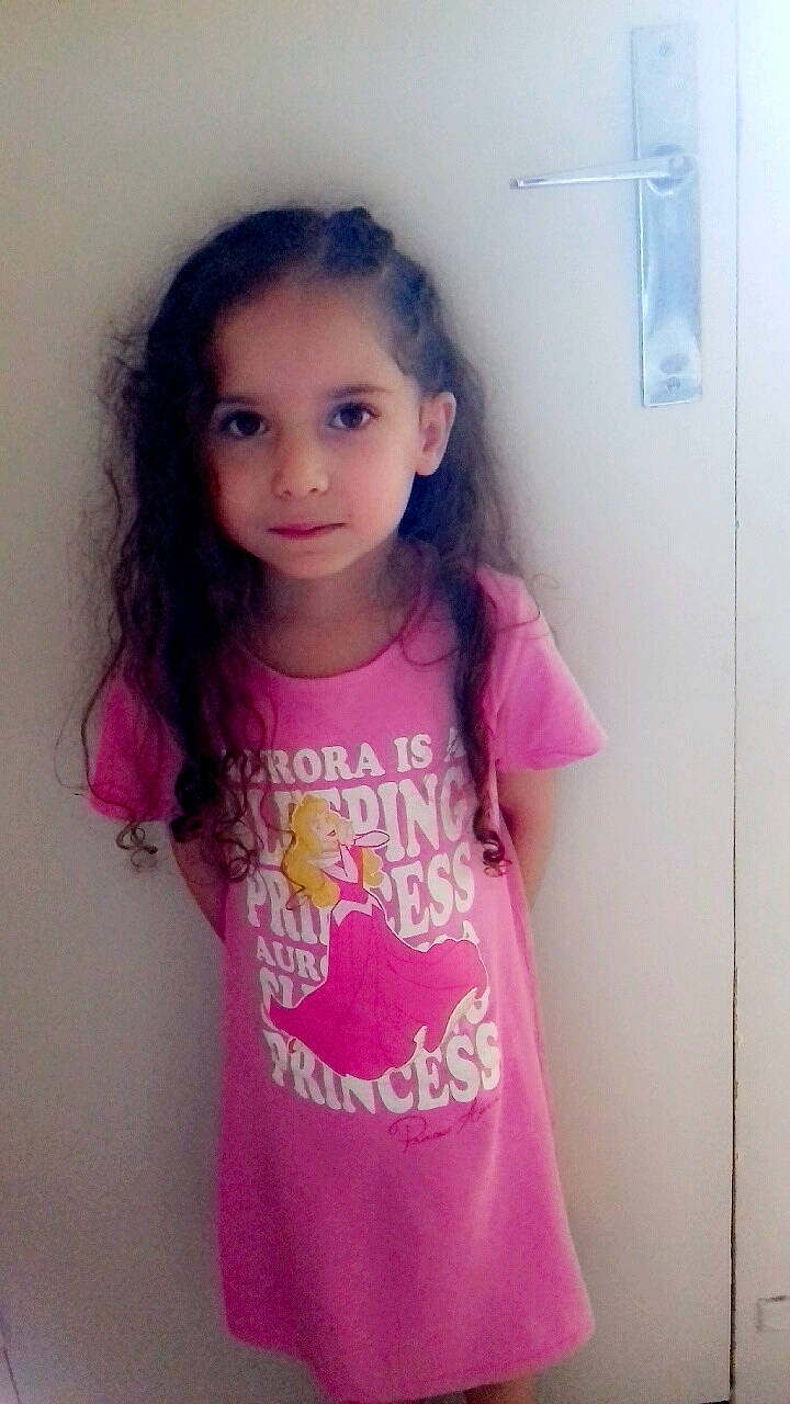 Aïda participe au concours pour gagner de l'argent avec cette photo : black_hair, brown_hair, cheek, child, child_model, girl, hair, hair_coloring, hairstyle, human_hair_color, long_hair, magenta, person, pink, product, purple, shoulder, skin, standing, toddler