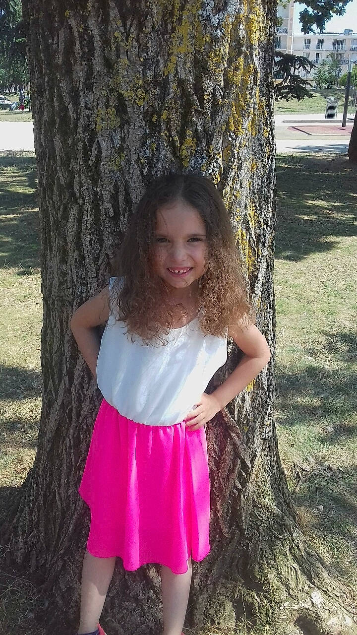 Aïda a rejoint le concours — aidez-le/la à gagner de superbes lots ! beauty, child, clothing, day, dress, fun, girl, grass, hairstyle, happiness, joy, long_hair, pattern, person, pink, plant, smile, summer, toddler, tree