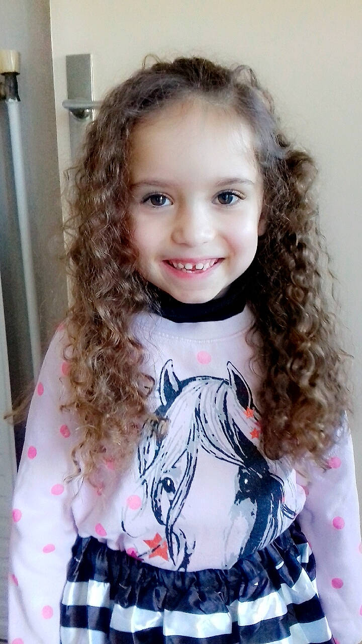 Aïda participe au concours pour gagner de l'argent avec cette photo : brown_hair, child, child_model, girl, hair, hair_coloring, hairstyle, human_hair_color, joy, long_hair, pattern, person, product, skin, smile, toddler