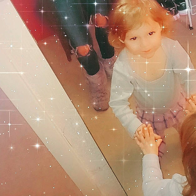 Anaïa participe au concours pour gagner de l'argent avec cette photo : beauty, ceiling, design, doll, dress, event, fun, gesture, hand, happy, material_property, pattern, peach, people_in_nature, person, pink, snapshot, textile, toy, tree