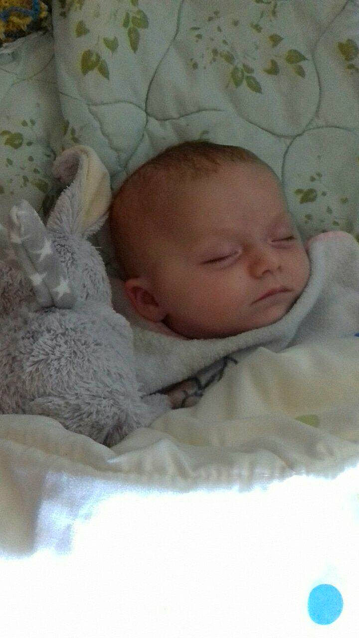 Anaïa participe au concours pour gagner de l'argent avec cette photo : bed, bedtime, cheek, child, ear, eye, face, head, infant, iris, nap, nose, person, pink, product, skin, sleep, textile, toddler