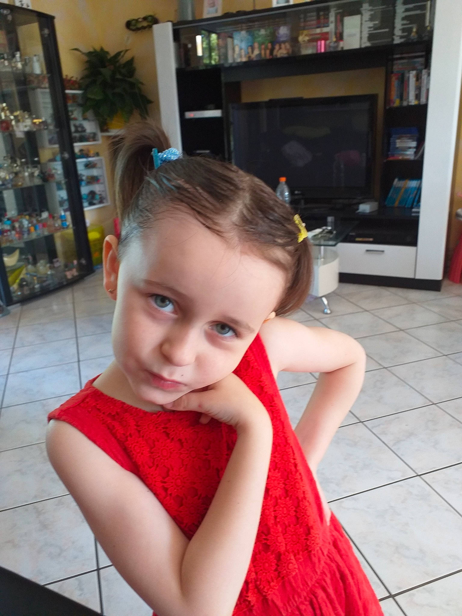 Milana participe au concours pour gagner de l'argent avec cette photo : beauty, child, child_model, ear, face, hair, hairstyle, head, long_hair, person, red, shoulder, skin, smile, toddler, vacation