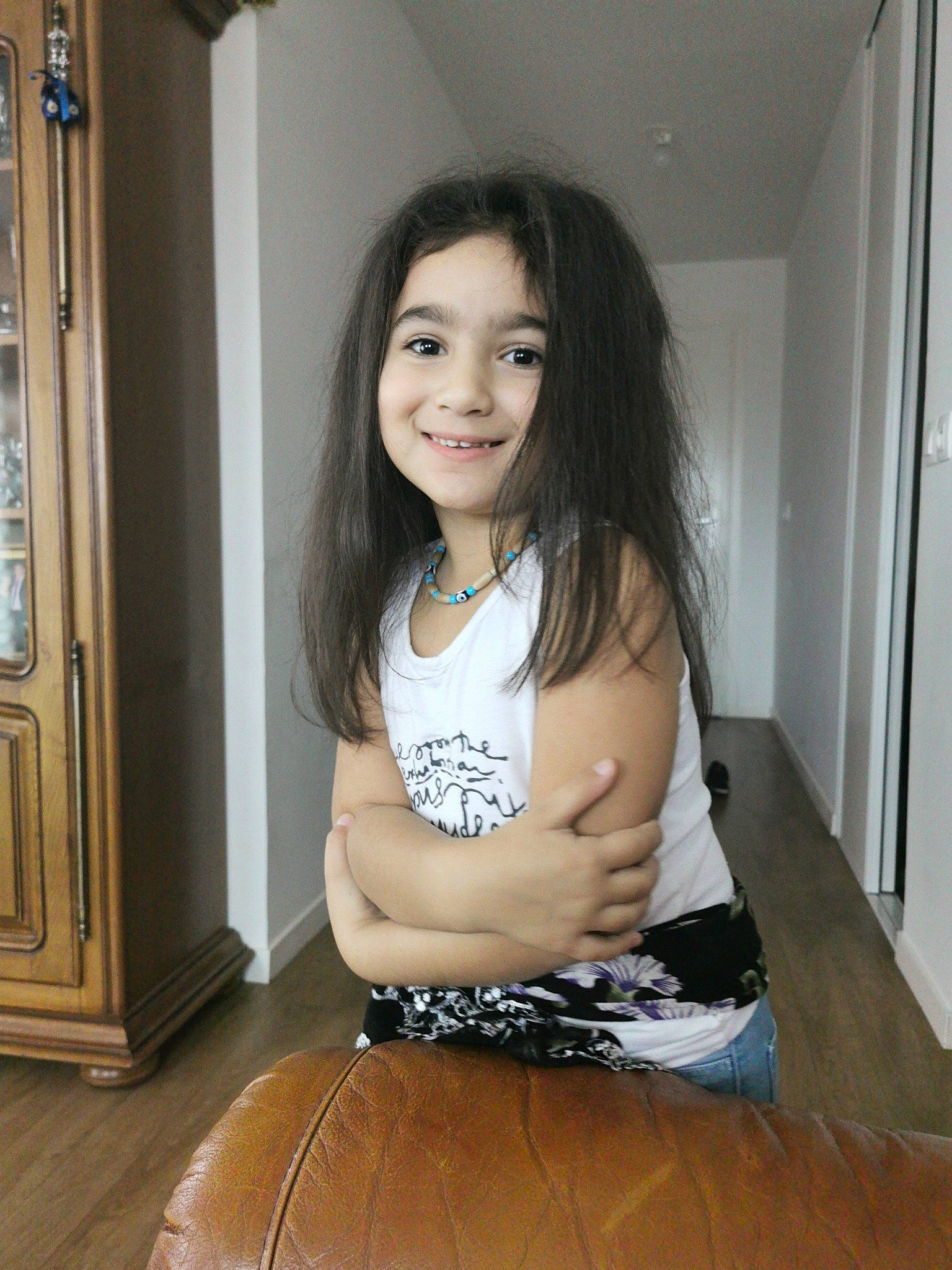 Elif participe au concours pour gagner de l'argent avec cette photo : child, joy, long_hair, person, sitting