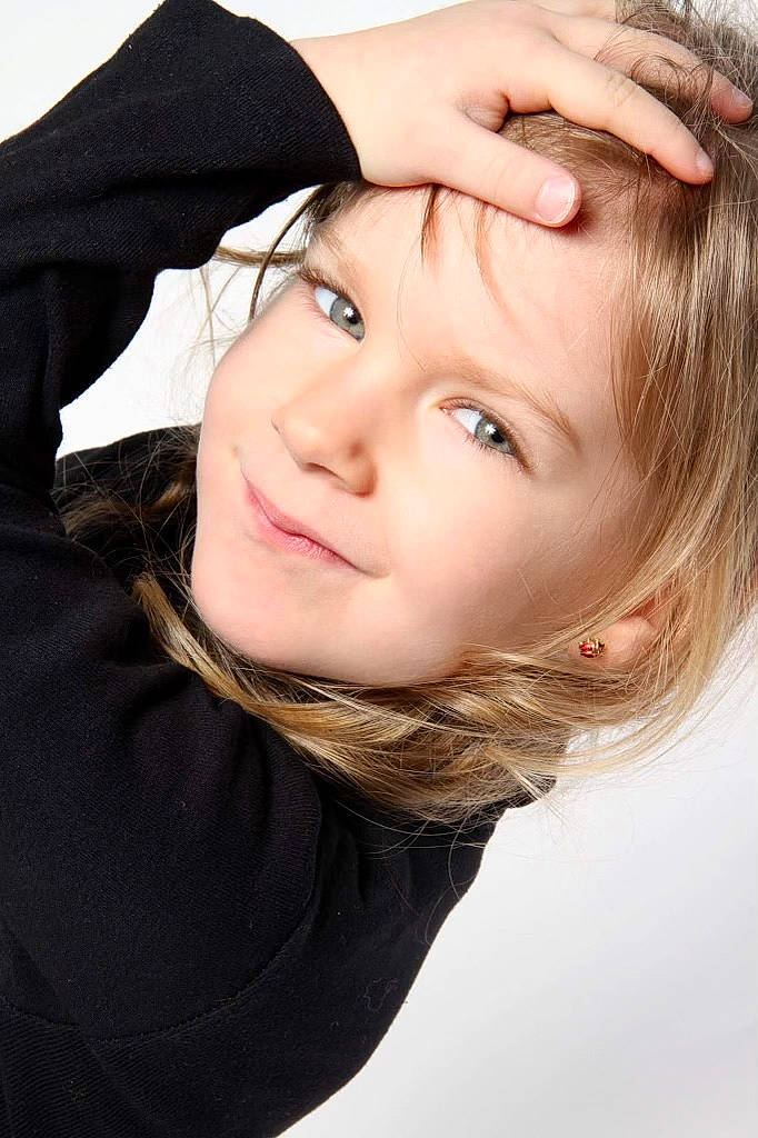 Méledy a rejoint le concours — aidez-le/la à gagner de superbes lots ! black_hair, cheek, ear, eye, eyebrow, eyelash, facial_expression, flash_photography, gesture, happy, human_body, jaw, lip, long_hair, mouth, neck, nose, person, skin, smile