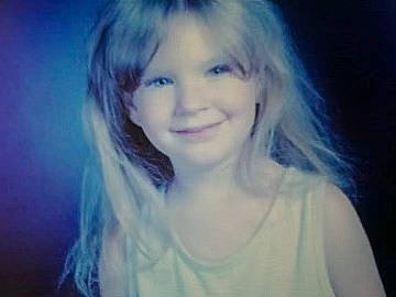 Méledy a rejoint le concours — aidez-le/la à gagner de superbes lots ! bangs, black_hair, brown_hair, cool, darkness, electric_blue, eyelash, flash_photography, fun, happy, iris, jaw, joy, layered_hair, lip, long_hair, nose, person, smile, space