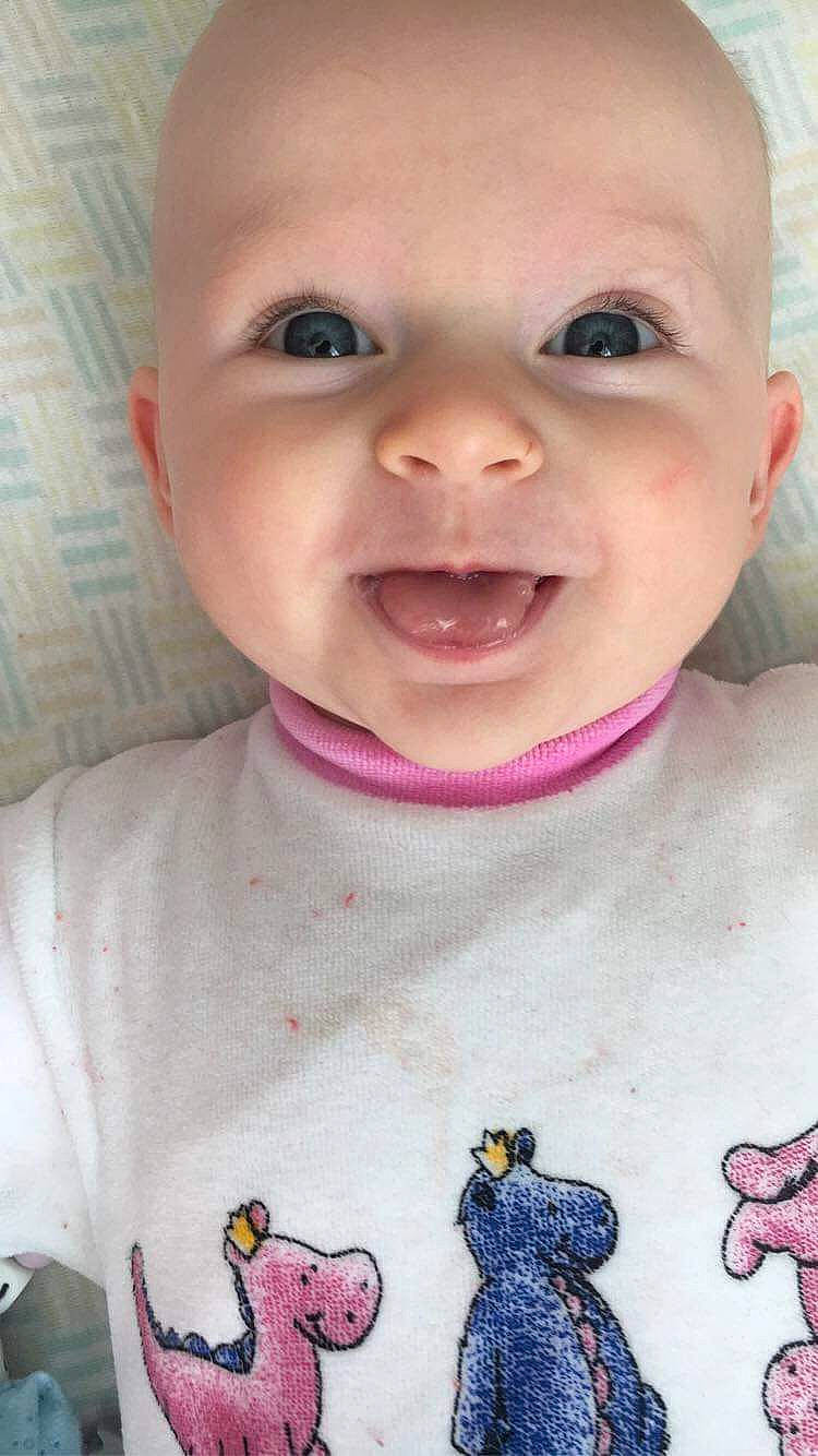 Malika participe au concours pour gagner de l'argent avec cette photo : baby, cheek, child, chin, close_up, eye, eyebrow, face, facial_expression, forehead, head, lip, mouth, neck, nose, organ, person, pink, skin, smile