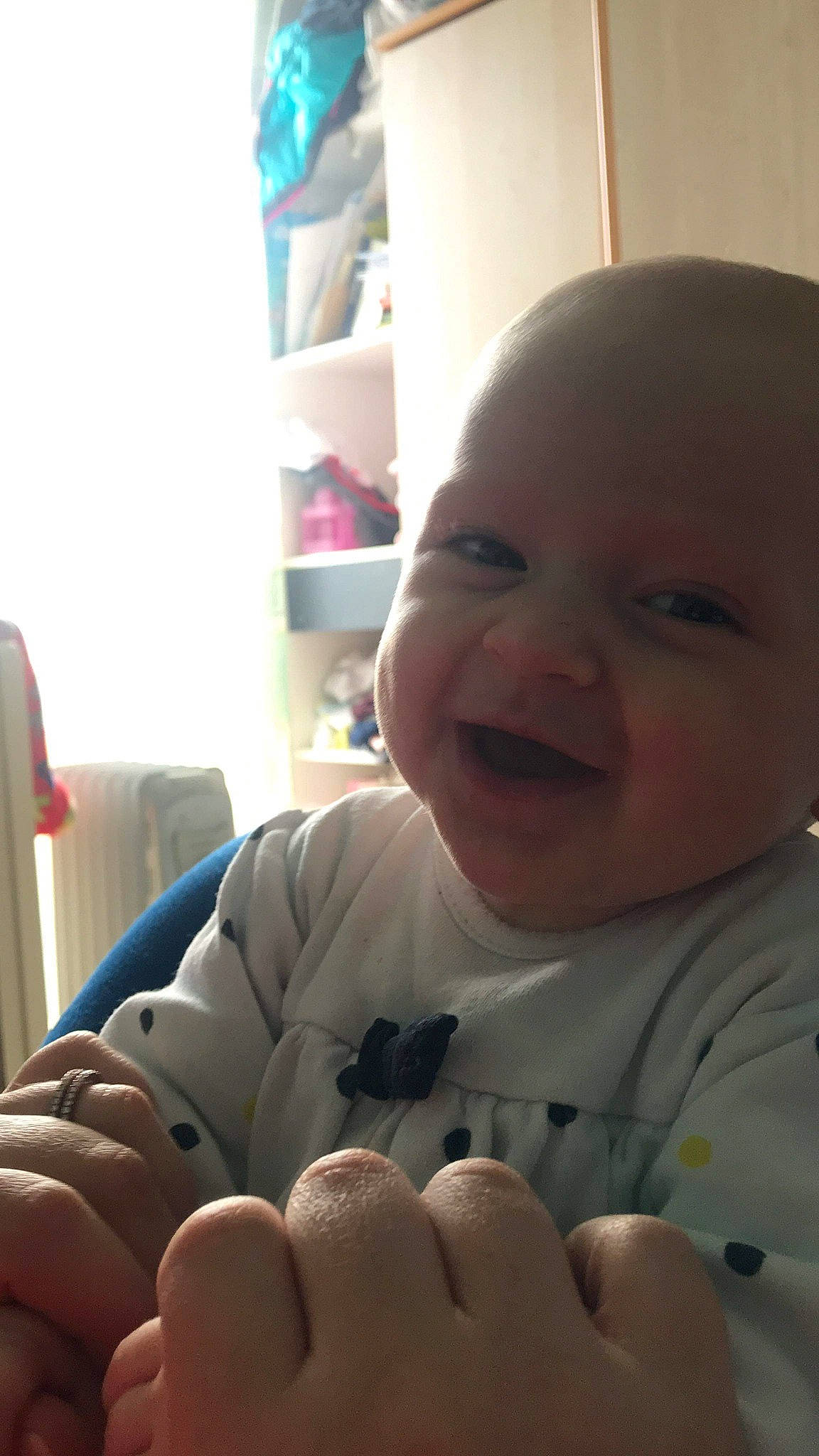 Malika a rejoint le concours — aidez-le/la à gagner de superbes lots ! baby, cheek, child, electronic_device, face, facial_expression, finger, forehead, fun, hand, head, laugh, lip, mouth, nose, person, play, skin, smile, thumb